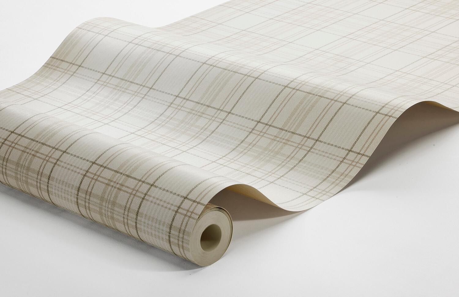 Tailor´s Tweed ljus krämfärgad botten tapet med rutigt mönster i beige. Från kollektionen Cottage Garden. Nonwoven-material med rak passning. Passar i vardagsrum, matsal och hall.