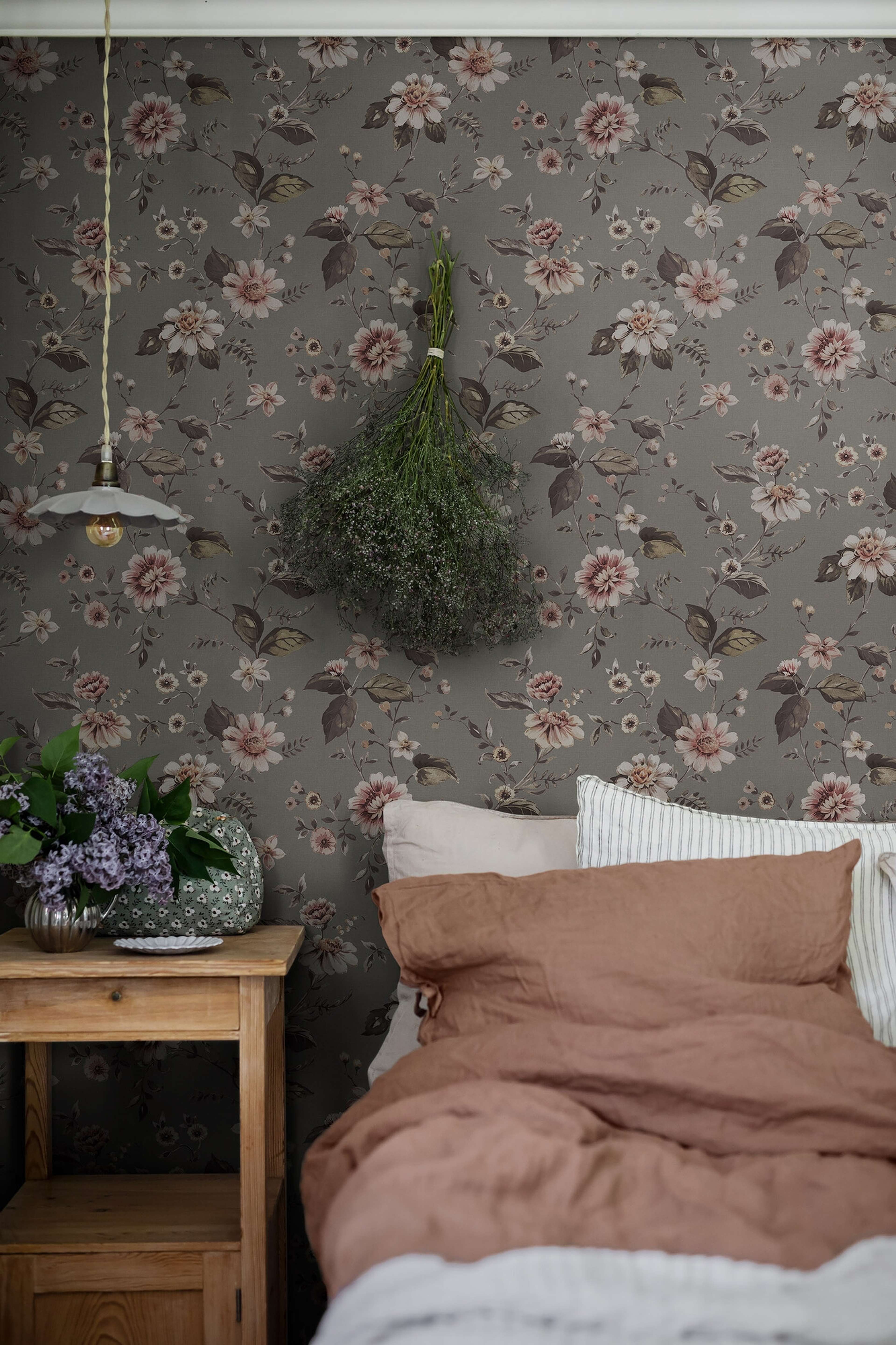 Marion's Mural dimmigt grågrön botten tapet med blommigt mönster i grön. Från kollektionen Cottage Garden. Nonwoven-material med rak passning. Passar i vardagsrum, matsal och hall.​​​​‌﻿‍﻿​‍​‍‌‍﻿﻿‌﻿​‍‌‍‍‌‌‍‌﻿‌‍‍‌‌‍﻿‍​‍​‍​﻿‍‍​‍​‍‌﻿​﻿‌‍​‌‌‍﻿‍‌‍‍‌‌﻿‌​‌﻿‍‌​‍﻿‍‌‍‍‌‌‍﻿﻿​‍​‍​‍﻿​​‍​‍‌‍‍​‌﻿​‍‌‍‌‌‌‍‌‍​‍​‍​﻿‍‍​‍​‍‌‍‍​‌﻿‌​‌﻿‌​‌﻿​​‌﻿​﻿​﻿‍‍​‍﻿﻿​‍﻿﻿‌﻿‌﻿‌﻿‌﻿‌﻿‌﻿​‍﻿‍‌‍​﻿‌‍﻿﻿‌‍﻿​‌‍﻿﻿‌﻿​‍‌‍​‌‌‍﻿‌‌‍​‌​‍﻿‍‌﻿​﻿‌‍‌‌​‍﻿﻿‌﻿​﻿‌﻿‌​‌﻿‌‌‌‍‌​‌‍‍‌‌‍﻿﻿​‍﻿﻿‌‍‍‌‌‍﻿‍‌﻿‌​‌‍‌‌‌‍﻿‍‌﻿‌​​‍﻿﻿‌‍‌‌‌‍‌​‌‍‍‌‌﻿‌​​‍﻿﻿‌‍﻿‌‌‍﻿﻿‌‍‌​‌‍‌‌​﻿﻿‌‌﻿​​‌﻿​‍‌‍‌‌‌﻿​﻿‌‍‌‌‌‍﻿‍‌﻿‌​‌‍​‌‌﻿‌​‌‍‍‌‌‍﻿﻿‌‍﻿‍​﻿‍﻿‌‍‍‌‌‍‌​​﻿﻿‌‌‍‍‌‌‍﻿‌‌‍​‌‌‍‌﻿‌‍‌‌​‍﻿‌‌‍​﻿​﻿​​​﻿​​‌‍​﻿​﻿​‍​﻿​‍​﻿​​‌‍‌‌​﻿‌‍‌‍‌‌​﻿‌‍​﻿​​​﻿‍​‌‍​‍​﻿‌‍​﻿​﻿‌‍‌‍​﻿​‌​﻿‌‌​﻿​​‌‍​‌​﻿​﻿​﻿‌‍​﻿​​​﻿‌﻿​﻿‍‌​﻿‌‌‌‍​‌​﻿‌﻿‌‍​﻿​﻿​﻿​﻿‌‍​﻿​‌‌‍​‌‌‍​‍​﻿​​​﻿​﻿​﻿​﻿​﻿‍​‌‍‌‍​‍﻿‌​﻿​‌​﻿​﻿​﻿​﻿​﻿​﻿‌﻿‍​​﻿​‍​﻿​​​﻿​​​﻿​​​‍﻿‌‌‍‍‍‌﻿​​‌‍‌﻿​﻿‍﻿‌﻿‌​‌﻿‍‌‌﻿​​‌‍‌‌​﻿﻿‌‌﻿​﻿‌‍​‌‌‍﻿‍‌‍‍‌‌﻿‌​‌﻿‍‌​‍﻿‍‌‍‍‌‌‍﻿‌‌‍​‌‌‍‌﻿‌‍‌‌‌​​‌‌﻿​﻿‌﻿​﻿‌‍‌‌‌﻿‌​​﻿‍﻿‌﻿​​‌‍​‌‌﻿‌​‌‍‍​​﻿﻿‌‌‍​‌‌‍﻿​‌﻿‌​‌‌‌​‌‍‌‌‌﻿‍​‌﻿‌​​﻿﻿﻿‌‍​‍‌‍​‌‌﻿​﻿‌‍‌‌‌‌‌‌‌﻿​‍‌‍﻿​​﻿﻿‌‌‍‍​‌﻿‌​‌﻿‌​‌﻿​​‌﻿​﻿​‍‌‌​﻿​﻿‌​​‌​‍‌‌​﻿​‍‌​‌‍​‍‌‌​﻿​‍‌​‌‍‌﻿‌﻿‌﻿‌﻿‌﻿‌﻿​‍﻿‍‌‍​﻿‌‍﻿﻿‌‍﻿​‌‍﻿﻿‌﻿​‍‌‍​‌‌‍﻿‌‌‍​‌​‍﻿‍‌﻿​﻿‌‍‌‌​‍‌‌​﻿​‍‌​‌‍‌﻿​﻿‌﻿‌​‌﻿‌‌‌‍‌​‌‍‍‌‌‍﻿﻿​‍‌‍‌‍‍‌‌‍‌​​﻿﻿‌‌‍‍‌‌‍﻿‌‌‍​‌‌‍‌﻿‌‍‌‌​‍﻿‌‌‍​﻿​﻿​​​﻿​​‌‍​﻿​﻿​‍​﻿​‍​﻿​​‌‍‌‌​﻿‌‍‌‍‌‌​﻿‌‍​﻿​​​﻿‍​‌‍​‍​﻿‌‍​﻿​﻿‌‍‌‍​﻿​‌​﻿‌‌​﻿​​‌‍​‌​﻿​﻿​﻿‌‍​﻿​​​﻿‌﻿​﻿‍‌​﻿‌‌‌‍​‌​﻿‌﻿‌‍​﻿​﻿​﻿​﻿‌‍​﻿​‌‌‍​‌‌‍​‍​﻿​​​﻿​﻿​﻿​﻿​﻿‍​‌‍‌‍​‍﻿‌​﻿​‌​﻿​﻿​﻿​﻿​﻿​﻿‌﻿‍​​﻿​‍​﻿​​​﻿​​​﻿​​​‍﻿‌‌‍‍‍‌﻿​​‌‍‌﻿​‍‌‍‌﻿‌​‌﻿‍‌‌﻿​​‌‍‌‌​﻿﻿‌‌﻿​﻿‌‍​‌‌‍﻿‍‌‍‍‌‌﻿‌​‌﻿‍‌​‍﻿‍‌‍‍‌‌‍﻿‌‌‍​‌‌‍‌﻿‌‍‌‌‌​​‌‌﻿​﻿‌﻿​﻿‌‍‌‌‌﻿‌​​‍‌‍‌﻿​​‌‍​‌‌﻿‌​‌‍‍​​﻿﻿‌‌‍​‌‌‍﻿​‌﻿‌​‌‌‌​‌‍‌‌‌﻿‍​‌﻿‌​​‍‌‍‌﻿​​‌‍‌‌‌﻿​‍‌﻿​﻿‌﻿​​‌‍‌‌‌‍​﻿‌﻿‌​‌‍‍‌‌﻿‌‍‌‍‌‌​﻿﻿‌‌﻿​​‌﻿‌‌‌‍​‍‌‍﻿​‌‍‍‌‌﻿​﻿‌‍‍​‌‍‌‌‌‍‌​​‍​‍‌﻿﻿‌