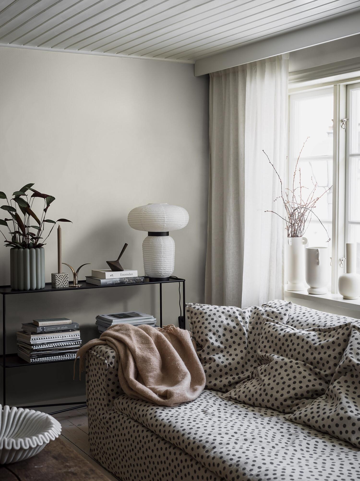 Light Linen tapet med enfargat, textilimitation mönster i grå. Från kollektionen Linen. Nonwoven-material. Passar i vardagsrum och matsal.