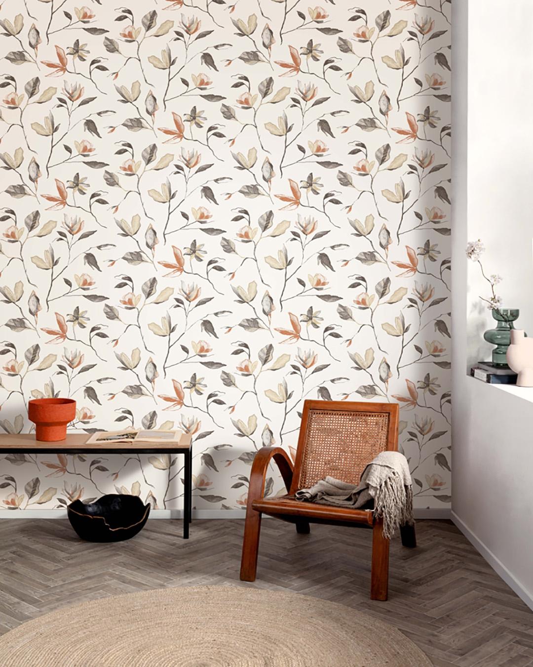 Blooming, orange tapet tapet med botaniskt mönster i vit. Från kollektionen Aquila. Nonwoven-material med förskjuten passning.
