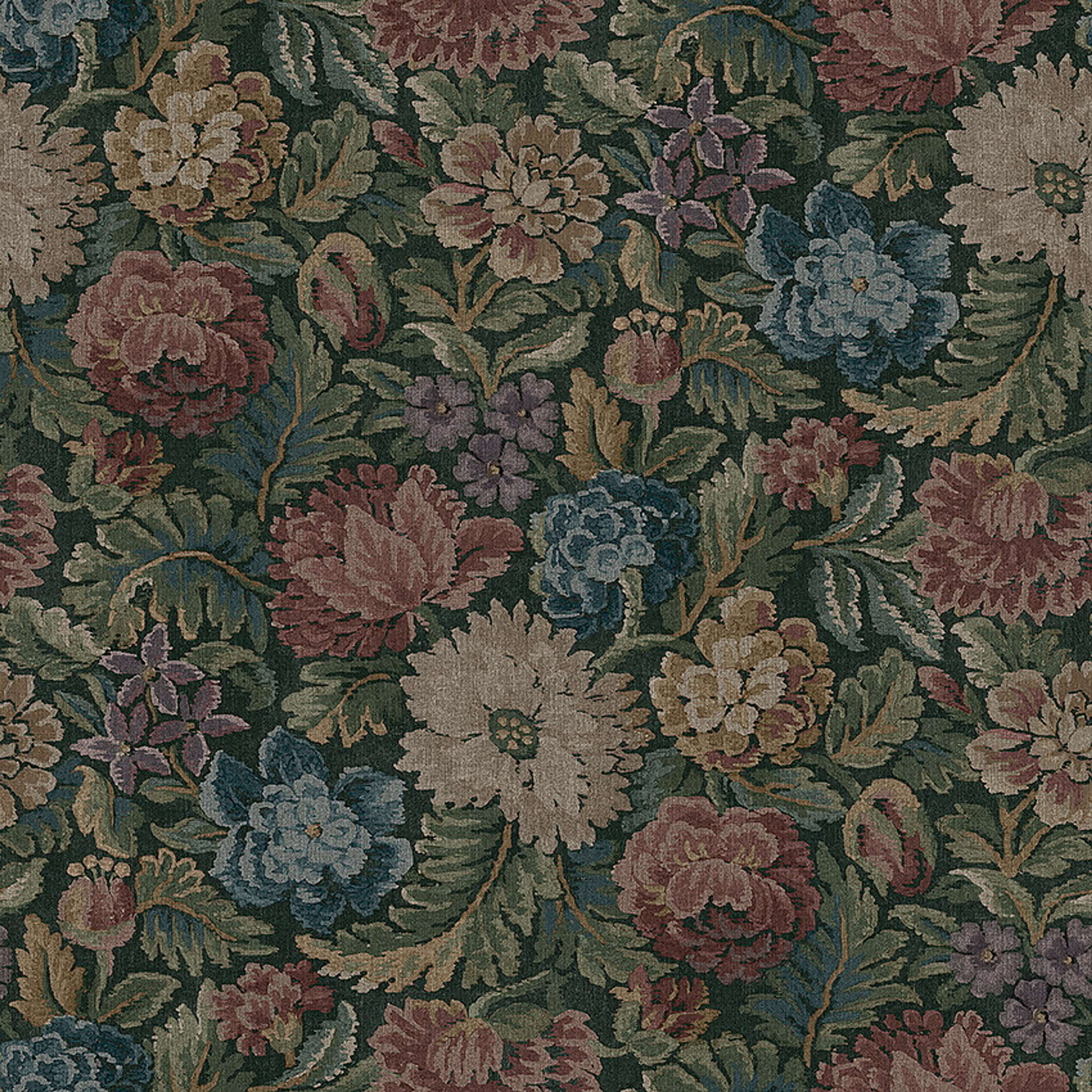 Nightingale Garden Mural mättade toner av grönt, rubinrött tapet med blommigt mönster i röd och grön. Från kollektionen Cottage Garden. Nonwoven-material med rak passning. Passar i vardagsrum, matsal och hall.