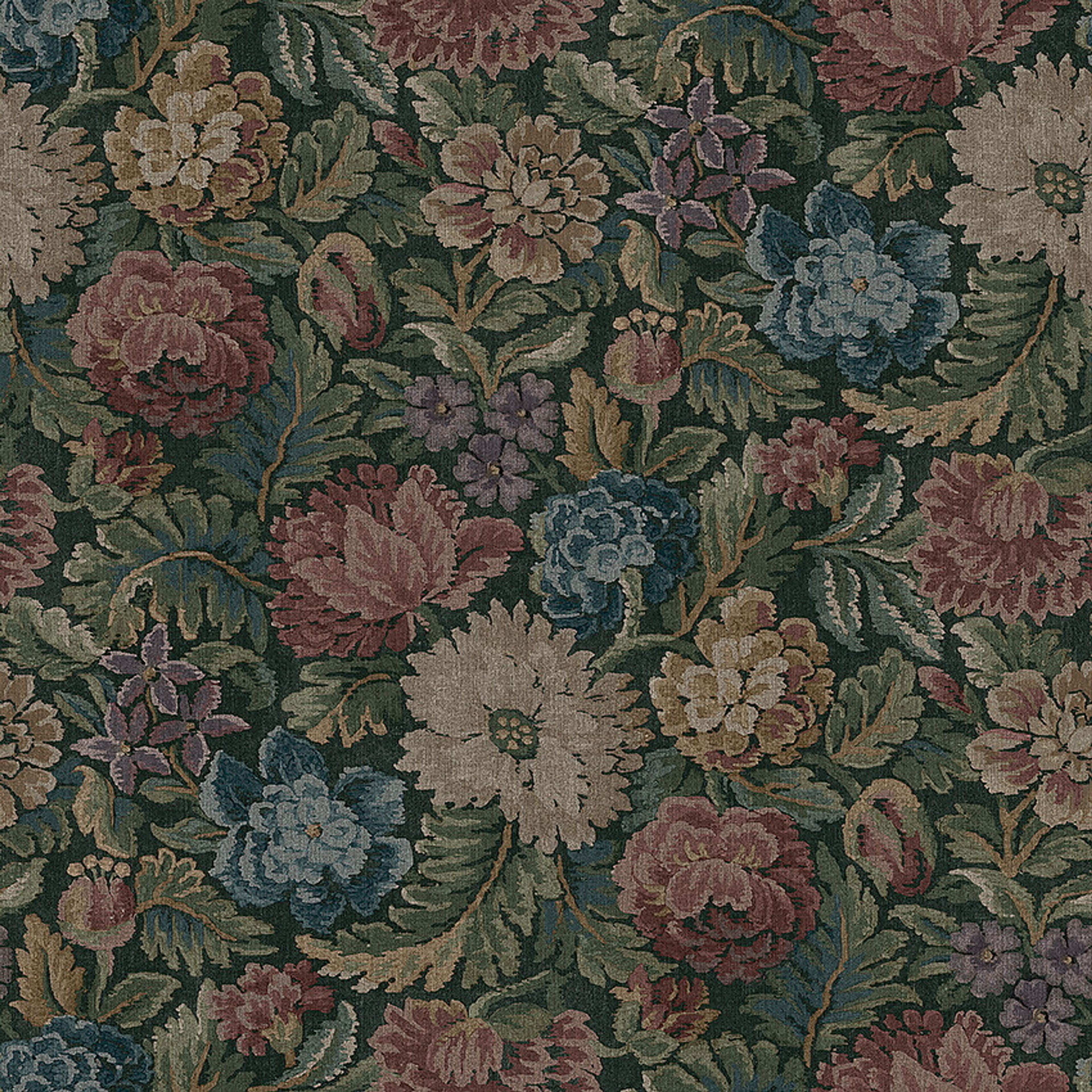 Nightingale Garden Mural mättade toner av grönt, rubinrött tapet med blommigt mönster i röd och grön. Från kollektionen Cottage Garden. Nonwoven-material med rak passning. Passar i vardagsrum, matsal och hall.