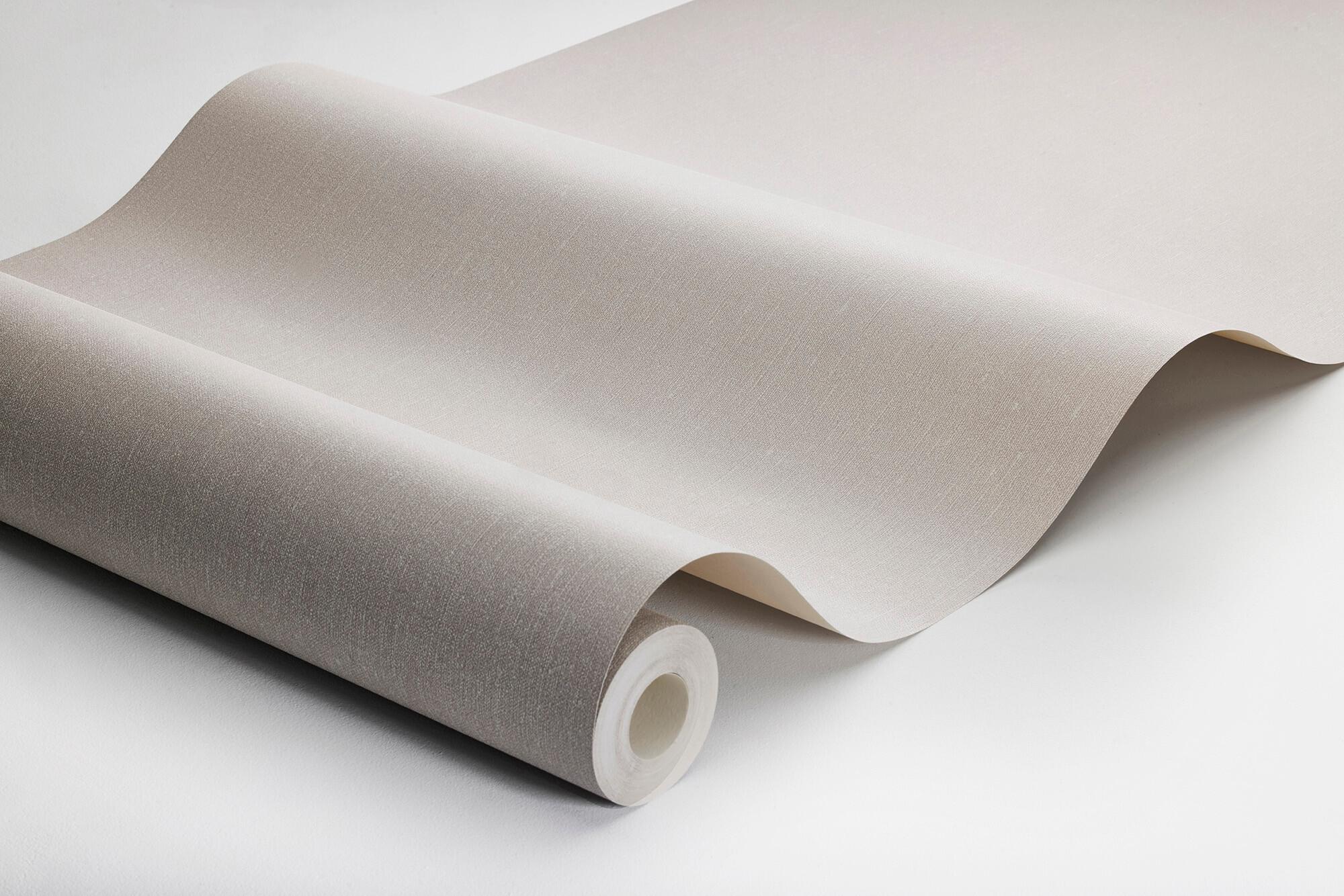 Heather tapet med enfargat, textilimitation mönster i lila. Från kollektionen Linen. Nonwoven-material. Passar i vardagsrum och matsal.