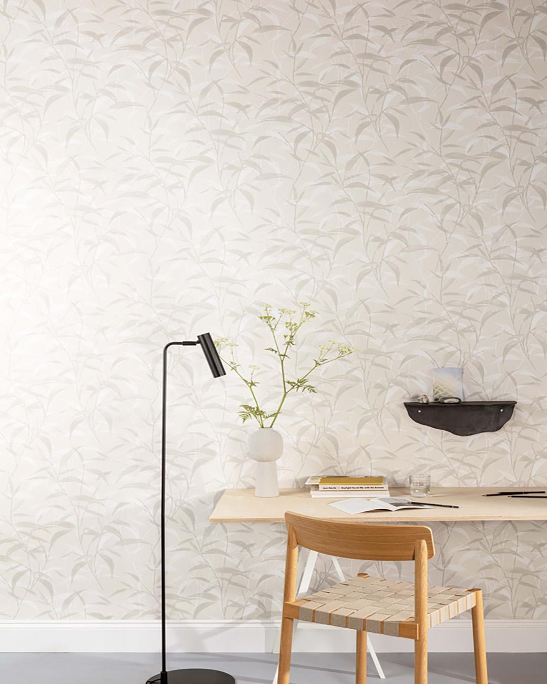 Lillia, beige tapet tapet med botaniskt mönster i beige. Från kollektionen Aquila. Nonwoven-material med förskjuten passning.