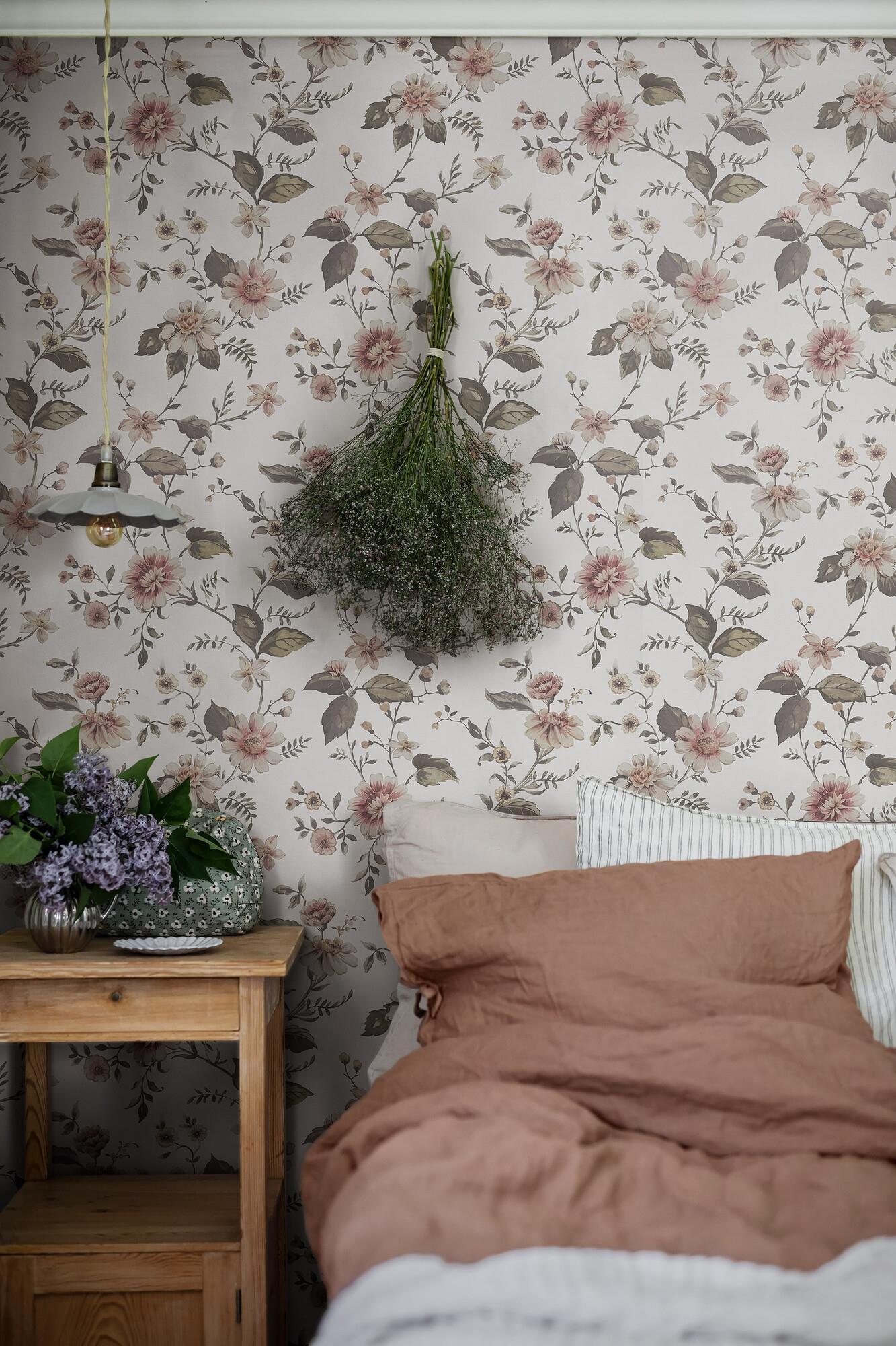 Marion's Mural blommig med benvit botten tapet med blommigt mönster i vit. Från kollektionen Cottage Garden. Nonwoven-material med rak passning. Passar i vardagsrum, matsal och hall.