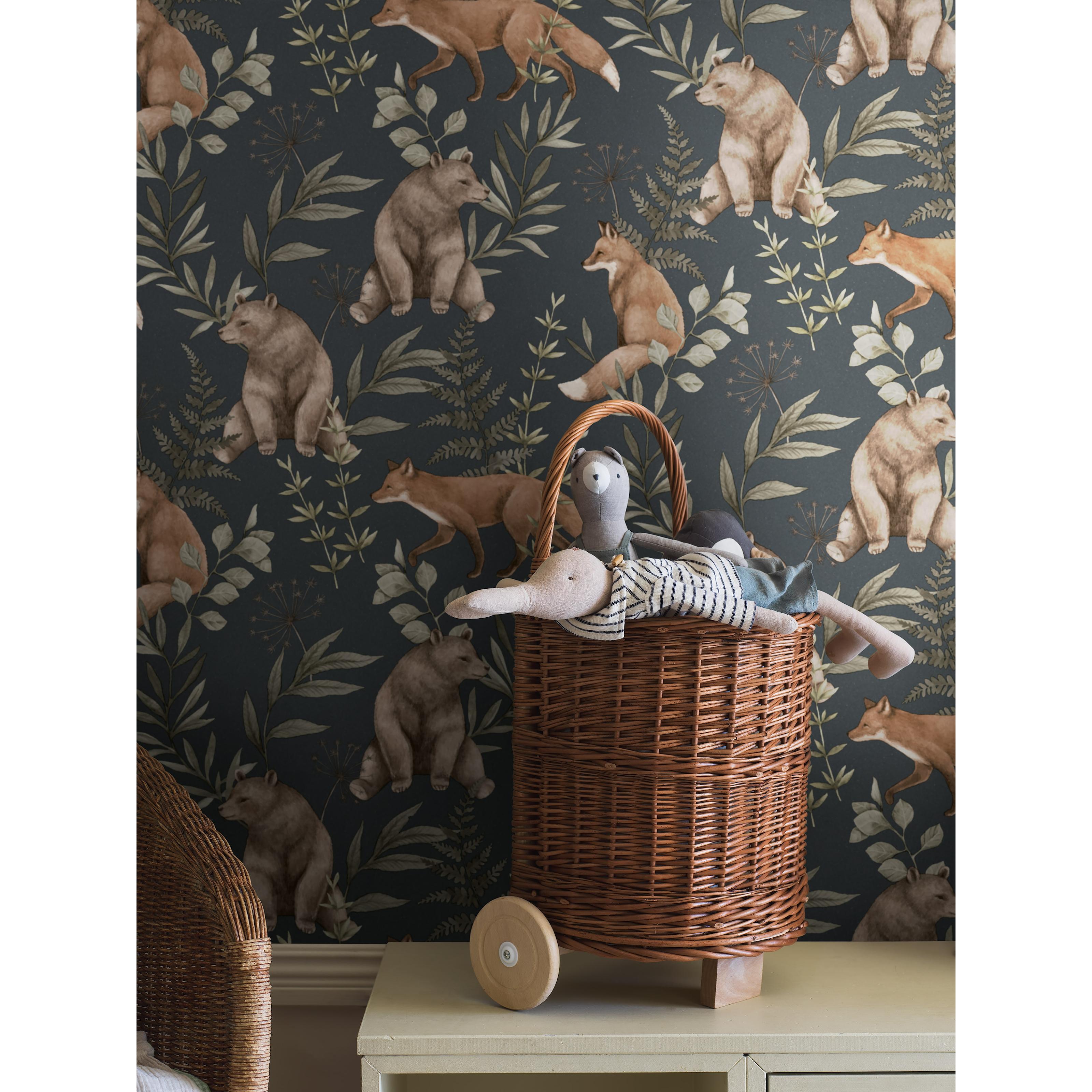 Wild Forest blå, tapet tapet med djur, barnrum, naturochlandskap mönster i blå. Från kollektionen Newbie II Wallpaper. Nonwoven-material med förskjuten passning. Passar i barnrum.