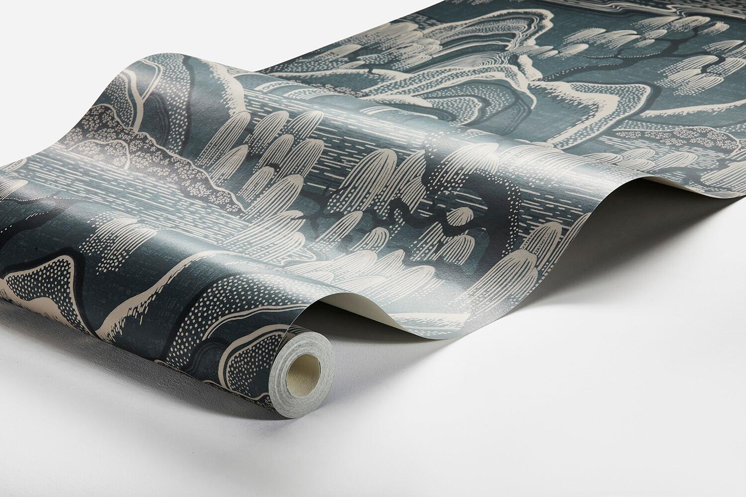 Indigo Garden tapet från Boråstapeter med naturochlandskap mönster i blå. Från kollektionen Eastern Simplicity. Nonwoven-material med förskjuten passning. City-stil. Passar i vardagsrum, hall och arbetsrum.