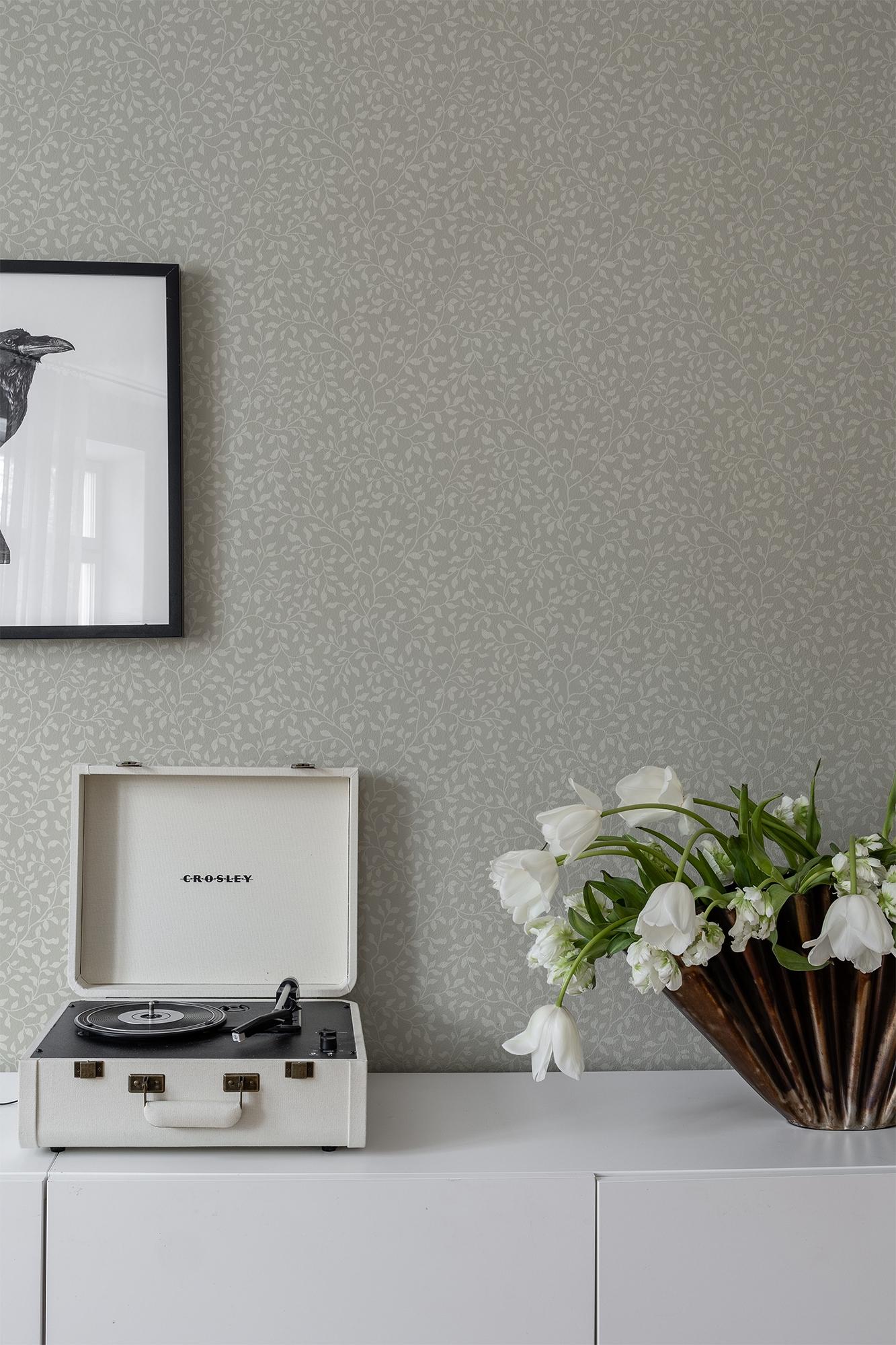 Folke Grå tapet med botaniskt mönster i grå. Från kollektionen Flora. Nonwoven-material med rak passning.