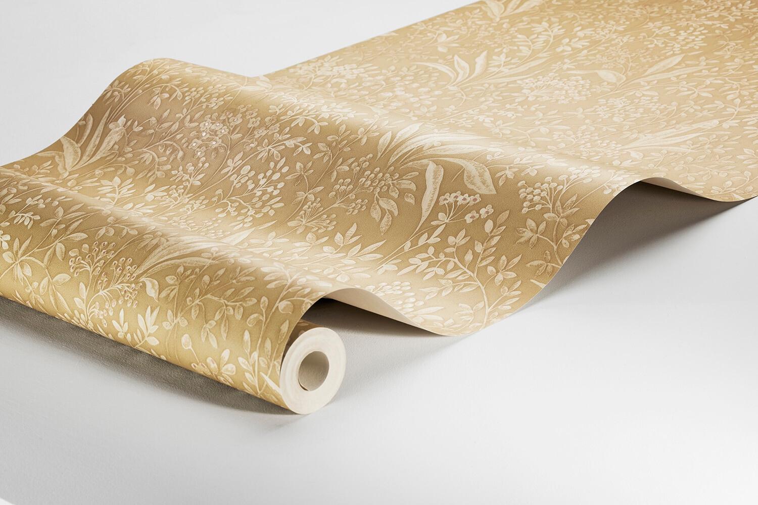 Nocturne slingrande bladverk, varmgul ockra tapet med botaniskt mönster i gul. Från kollektionen Vårt Arkiv. Nonwoven-material med rak passning.