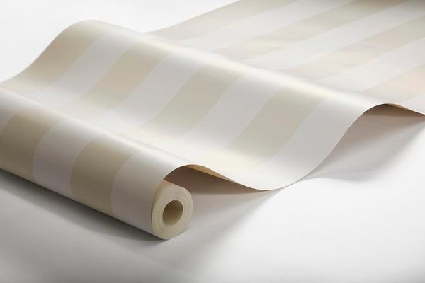Falsterbo Stripe tapet från Boråstapeter med randigt mönster i beige. Från kollektionen Falsterbo III. Nonwoven-material.