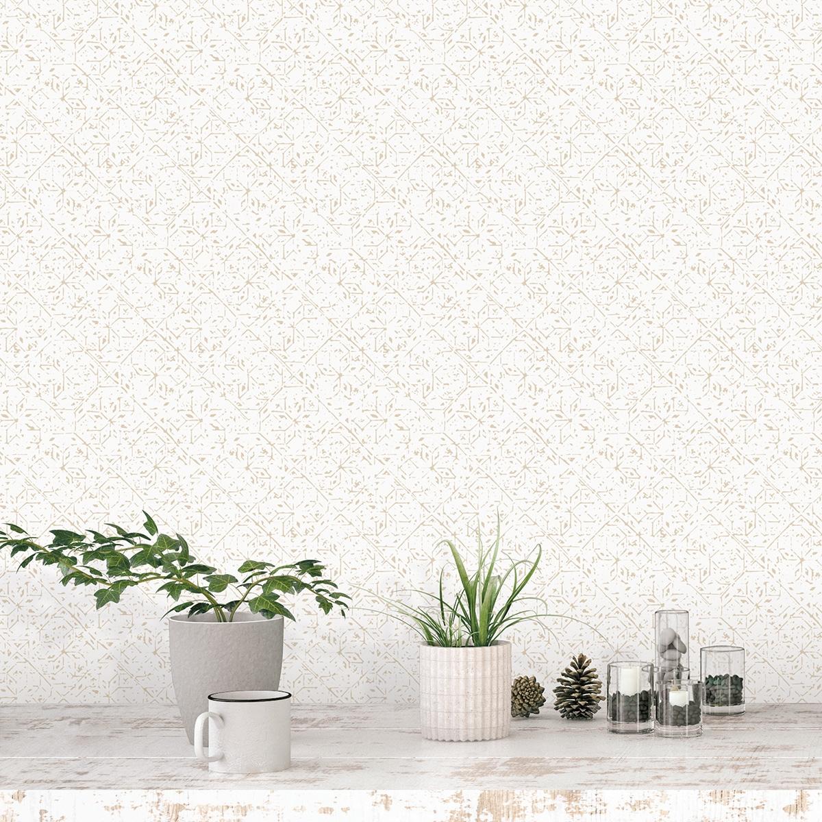 Tangier Tile tapet i vit och beige tapet med grafiskt mönster i vit. Från kollektionen bazaar. Nonwoven-material med rak passning. Passar i vardagsrum och matsal.