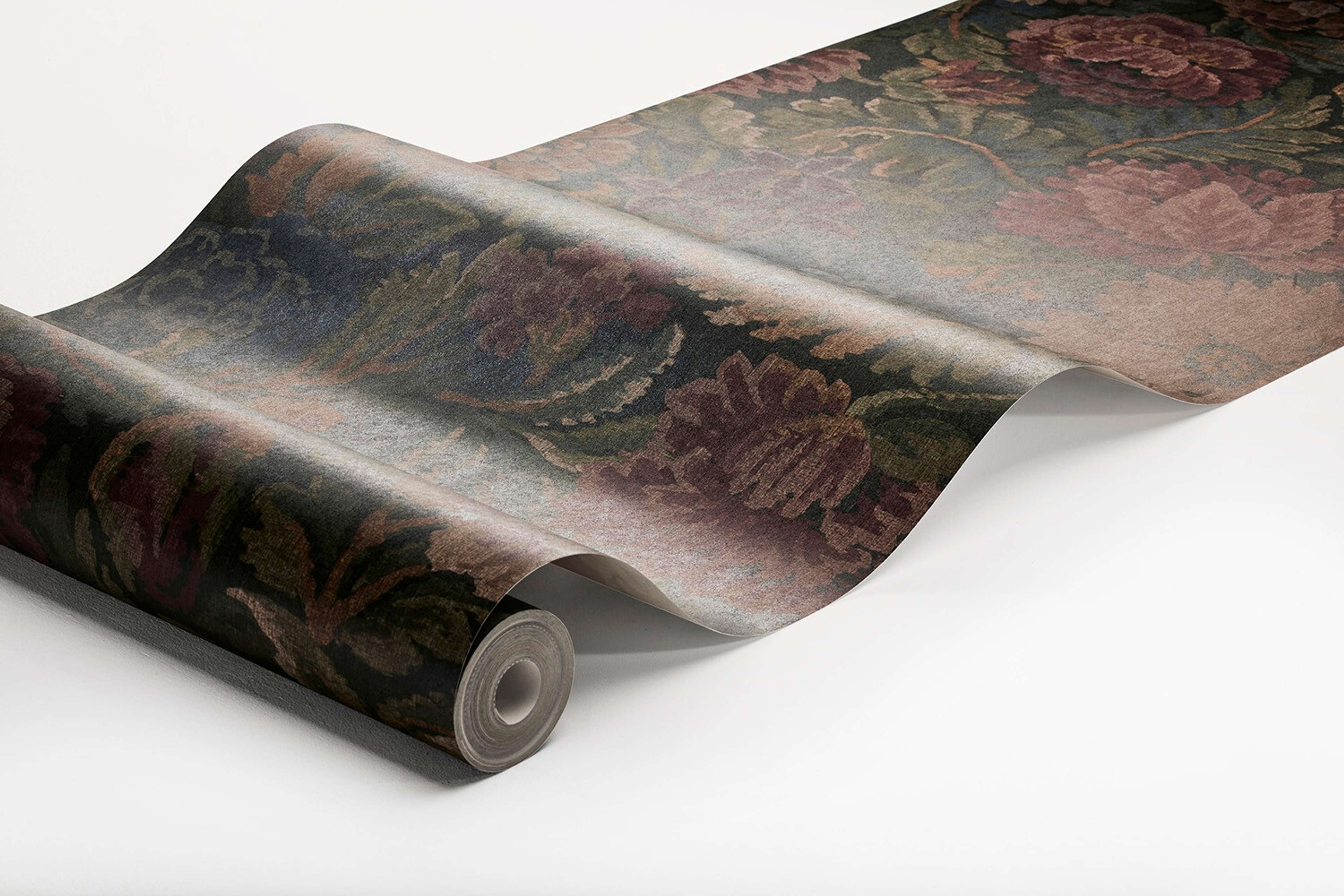 Nightingale Garden Mural mättade toner av grönt, rubinrött tapet med blommigt mönster i röd och grön. Från kollektionen Cottage Garden. Nonwoven-material med rak passning. Passar i vardagsrum, matsal och hall.