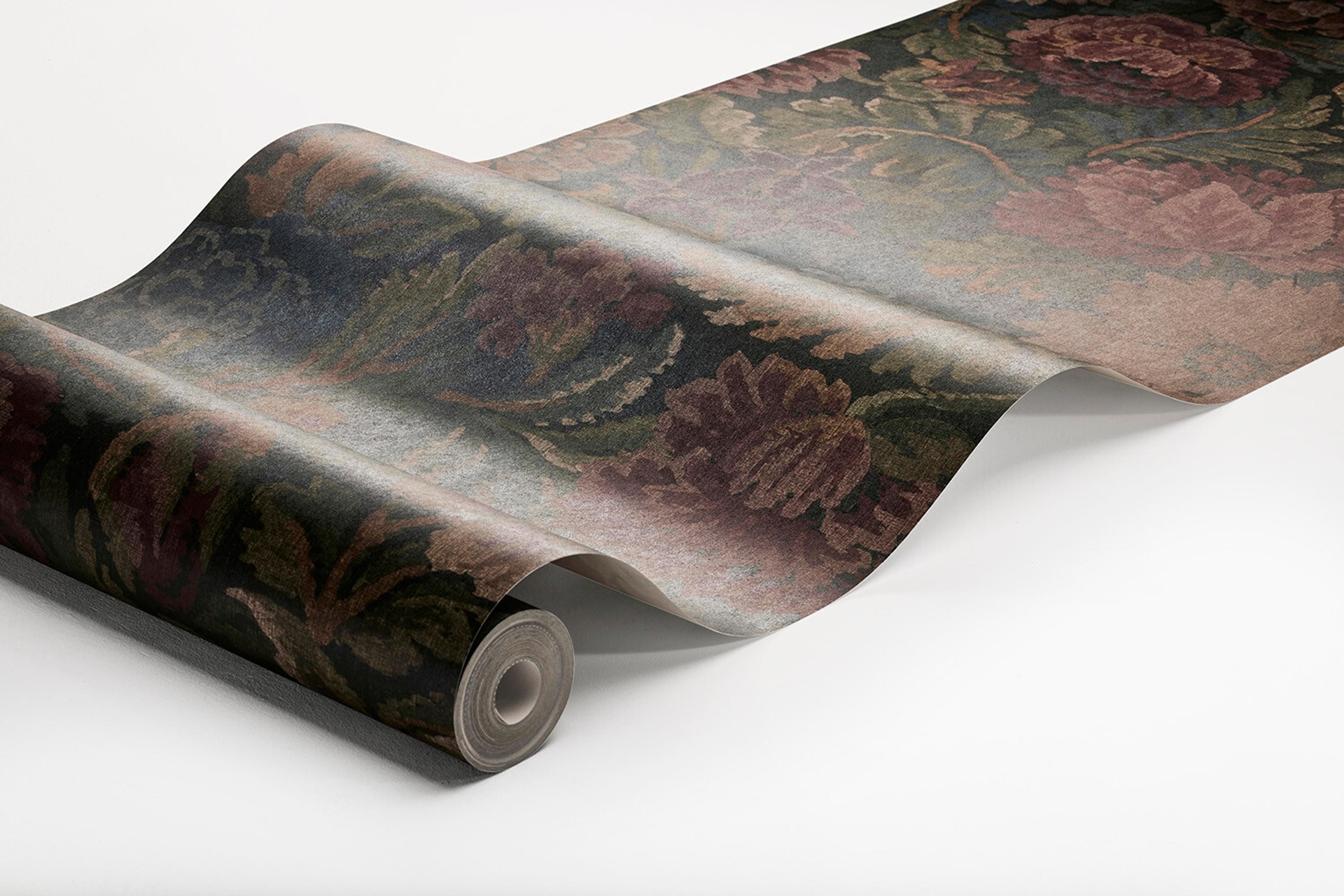 Nightingale Garden Mural mättade toner av grönt, rubinrött tapet med blommigt mönster i röd och grön. Från kollektionen Cottage Garden. Nonwoven-material med rak passning. Passar i vardagsrum, matsal och hall.