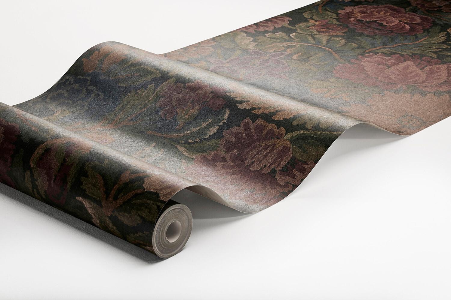 Nightingale Garden Mural mättade toner av grönt, rubinrött tapet med blommigt mönster i röd och grön. Från kollektionen Cottage Garden. Nonwoven-material med rak passning. Passar i vardagsrum, matsal och hall.