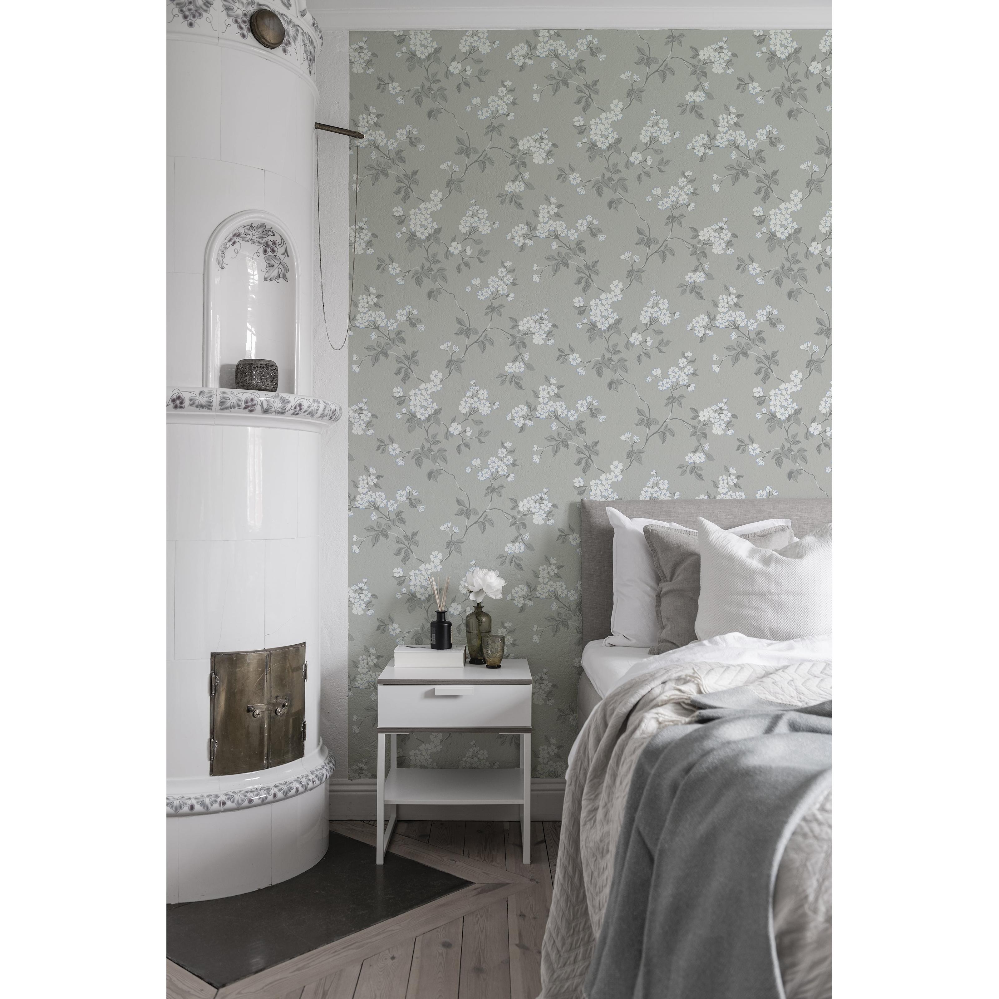 Karin, grå tapet med blommigt mönster i grå. Från kollektionen Blommor & Blad. Nonwoven-material med förskjuten passning.