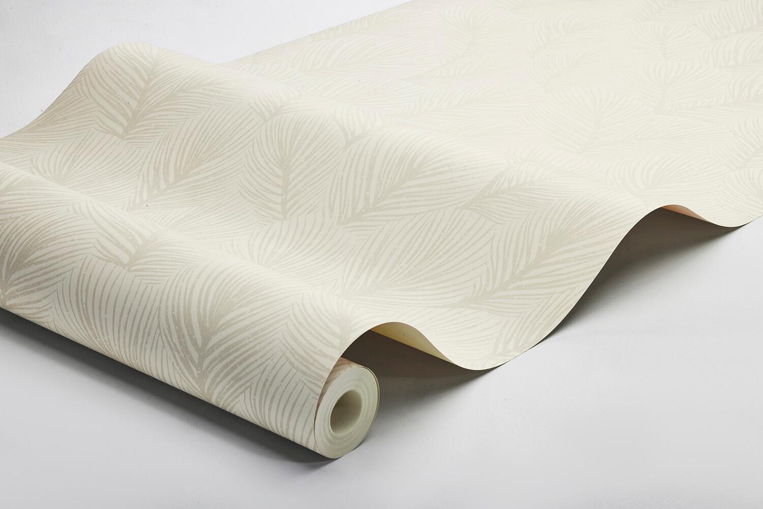Pine Tree tapet med botaniskt mönster i beige. Från kollektionen Woodland. Nonwoven-material med rak passning.