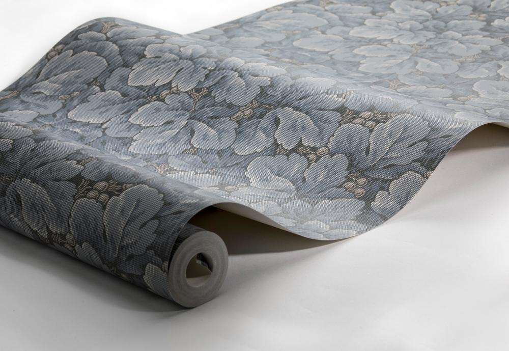 Waldemar, blågrå tapet från Boråstapeter med blommigt mönster i grå och blå. Från kollektionen anno. Nonwoven-material med rak passning. Country, city-stil. Passar i sovrum och matsal.