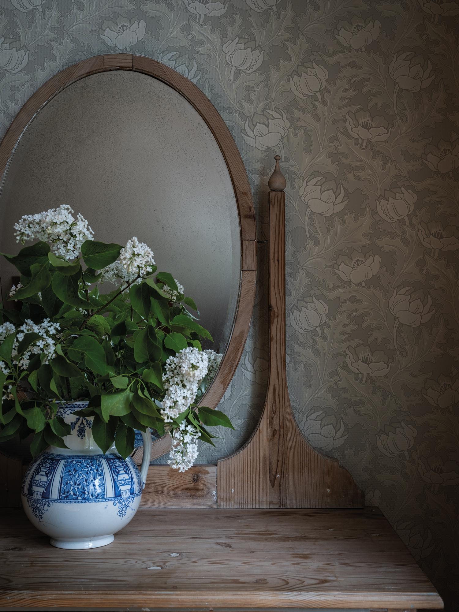 Sigrid Beige tapet med botaniskt mönster i grå. Från kollektionen Gammalsvenska klassiker 1850–1950. Nonwoven-material med rak passning.