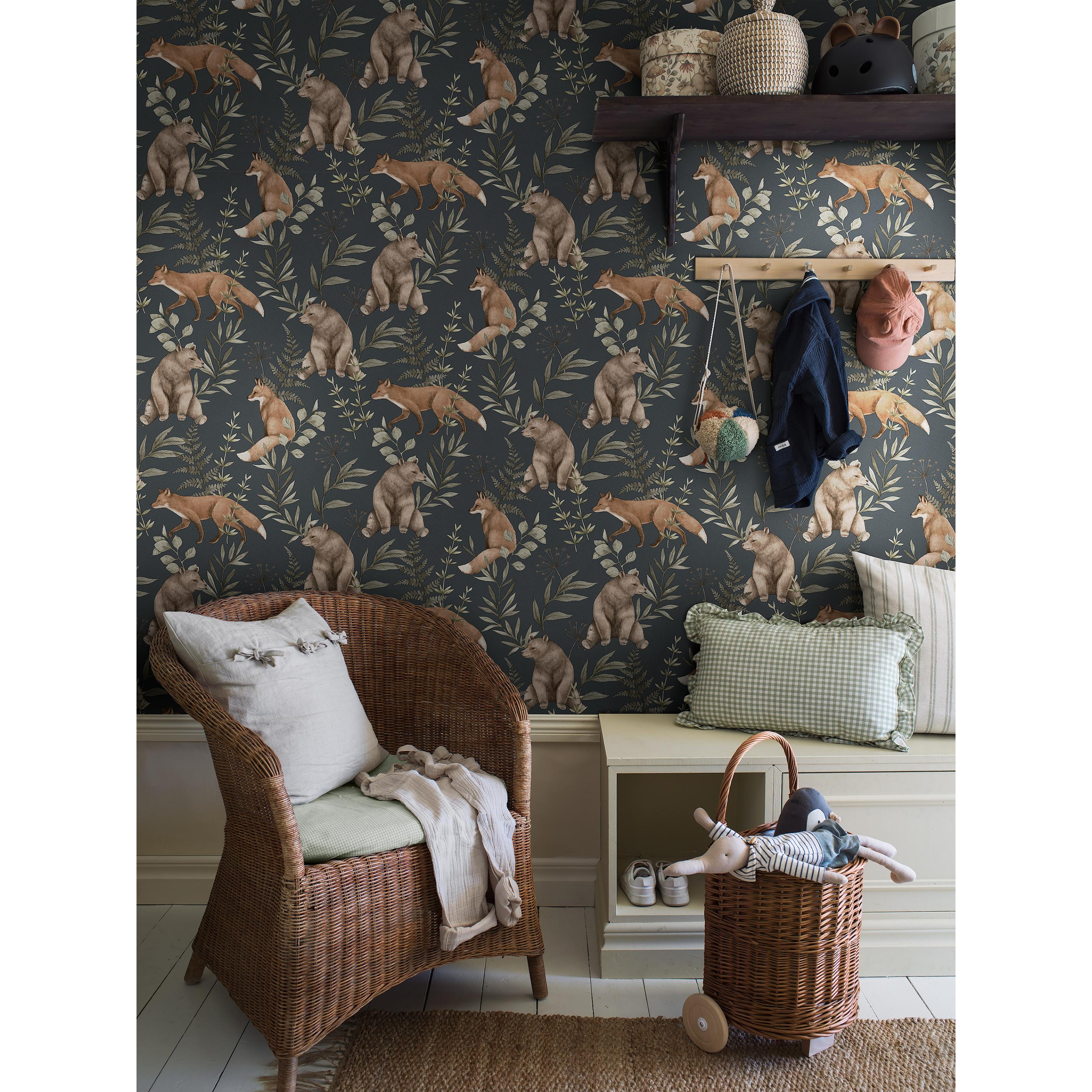 Wild Forest blå, tapet tapet med djur, barnrum, naturochlandskap mönster i blå. Från kollektionen Newbie II Wallpaper. Nonwoven-material med förskjuten passning. Passar i barnrum.