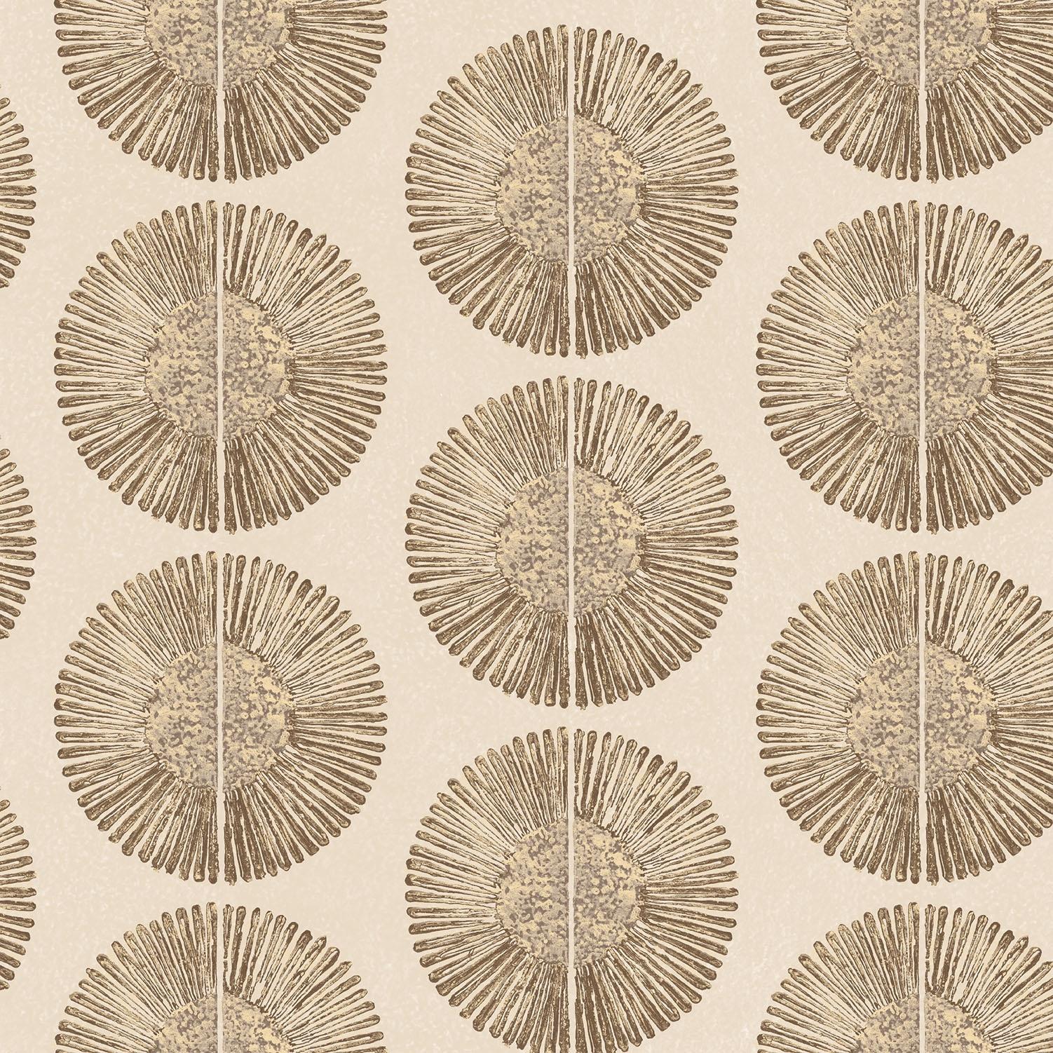 Soleil tapet i brun tapet med grafiskt mönster i brun. Från kollektionen bazaar. Nonwoven-material med förskjuten passning. Passar i vardagsrum och matsal.