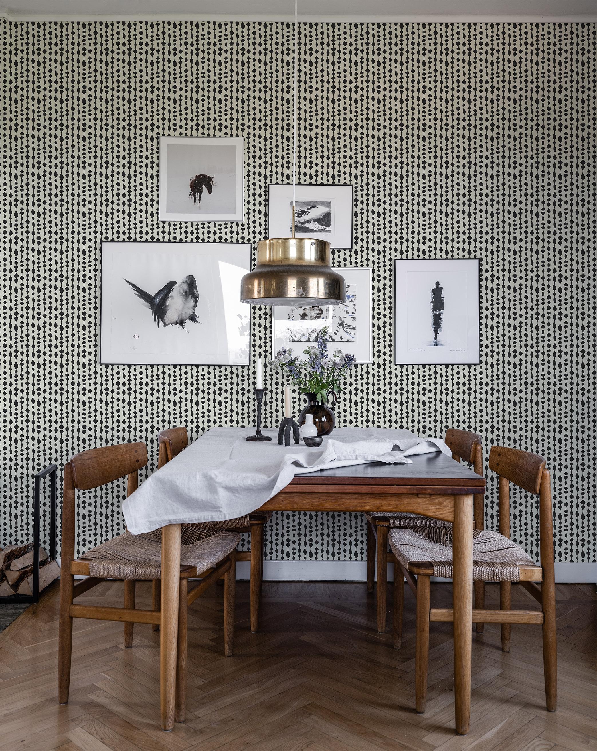 Margaret Rose svart tapet med grafiskt mönster i svart. Från kollektionen Gammalsvenska klassiker 1850–1950. Nonwoven-material med rak passning.