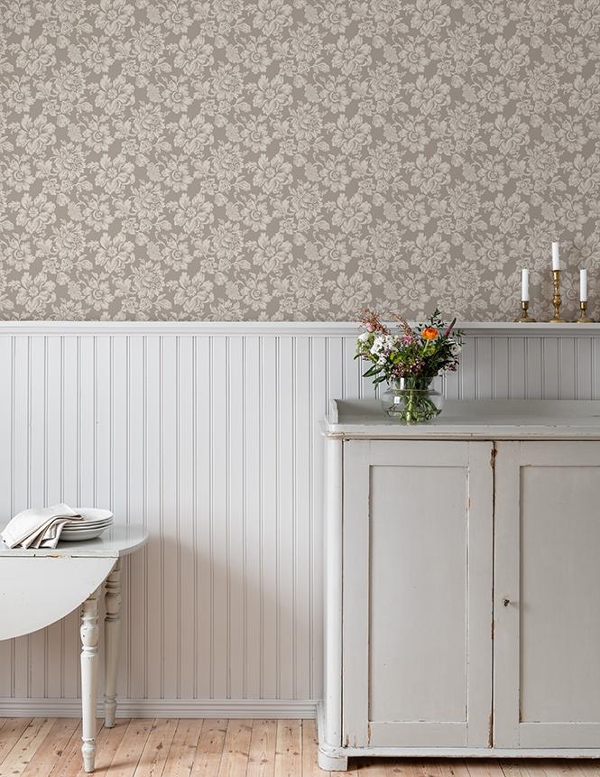 Högstatorpet, Beige tapet från duro med botaniskt mönster i beige. Från kollektionen Gammalsvenska QuickUp. Nonwoven-material med rak passning.