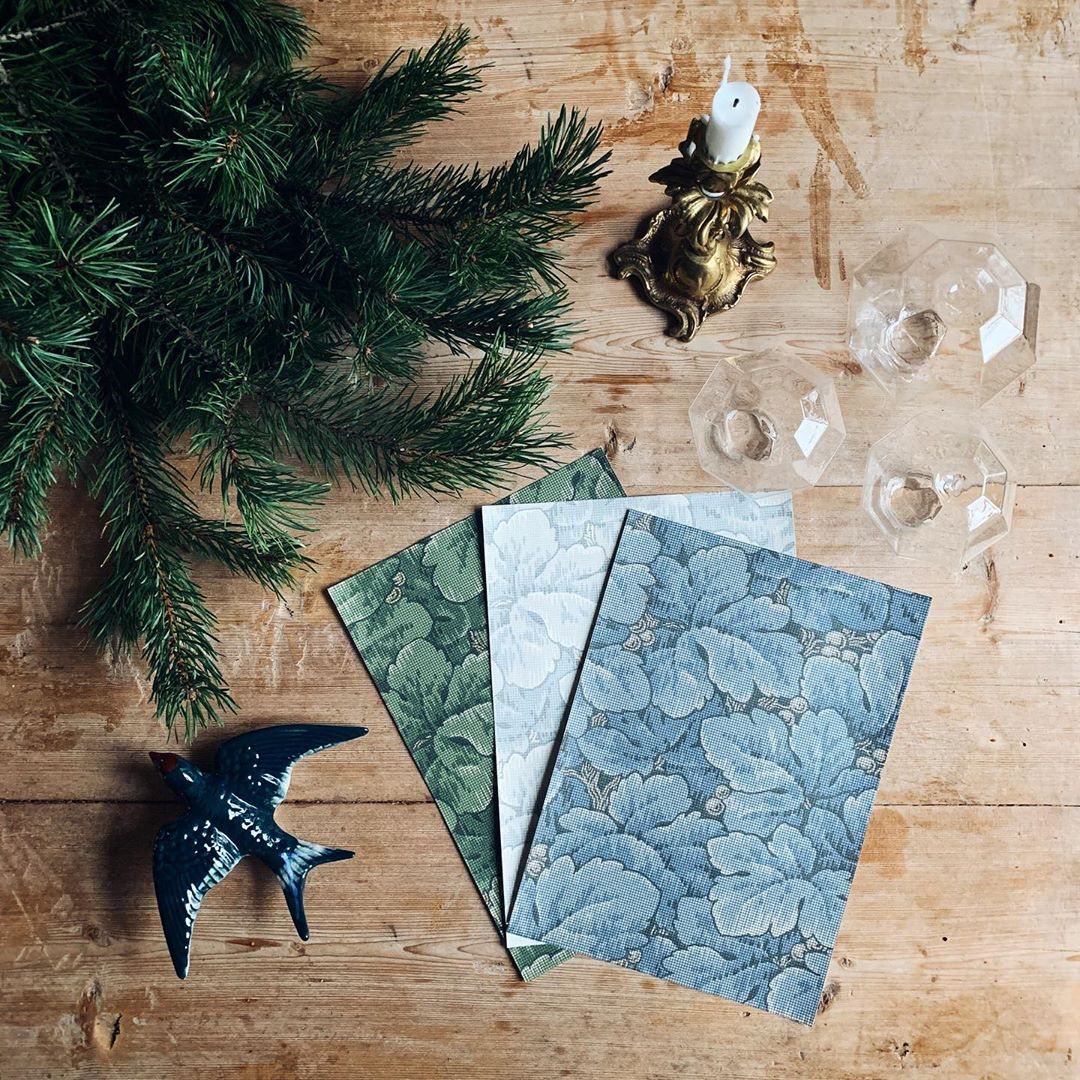 Waldemar, ljusgrå tapet från Boråstapeter med blommigt mönster i grå och beige. Från kollektionen anno. Nonwoven-material med rak passning. Vintage-stil. Passar i sovrum och matsal.