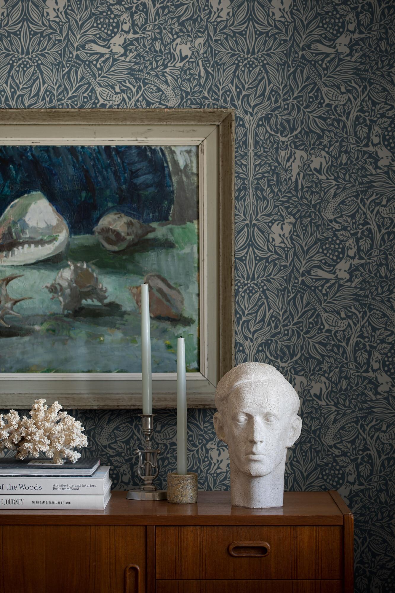 Under the Elder Tree tapet med djur, botaniskt mönster i blå. Från kollektionen New Heritage. Nonwoven-material med förskjuten passning. Vintage-stil.