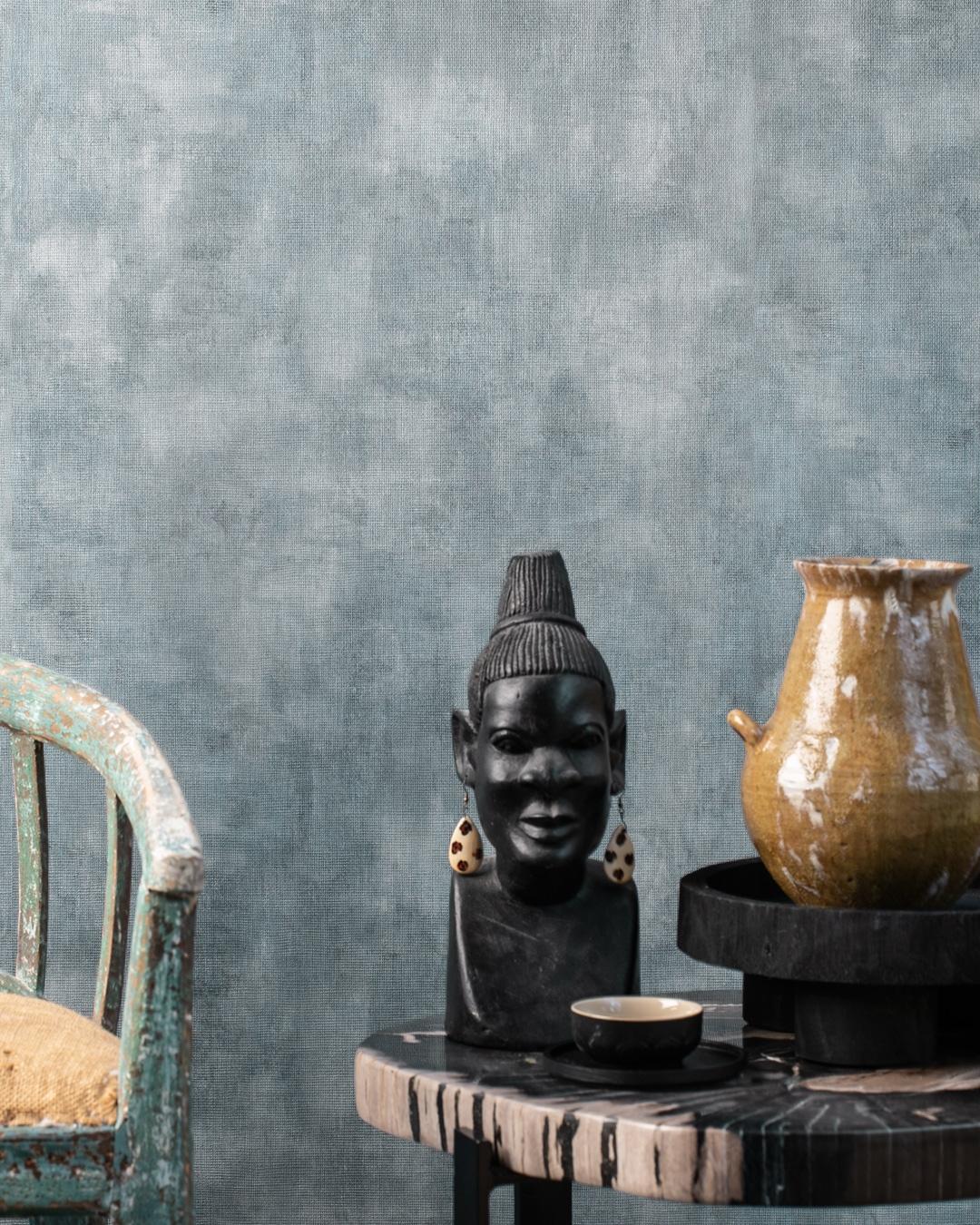 Textile Plain tapet enfärgad i blå. Från kollektionen Tahiti. Nonwoven-material med förskjuten passning. Passar i vardagsrum, matsal och hall.