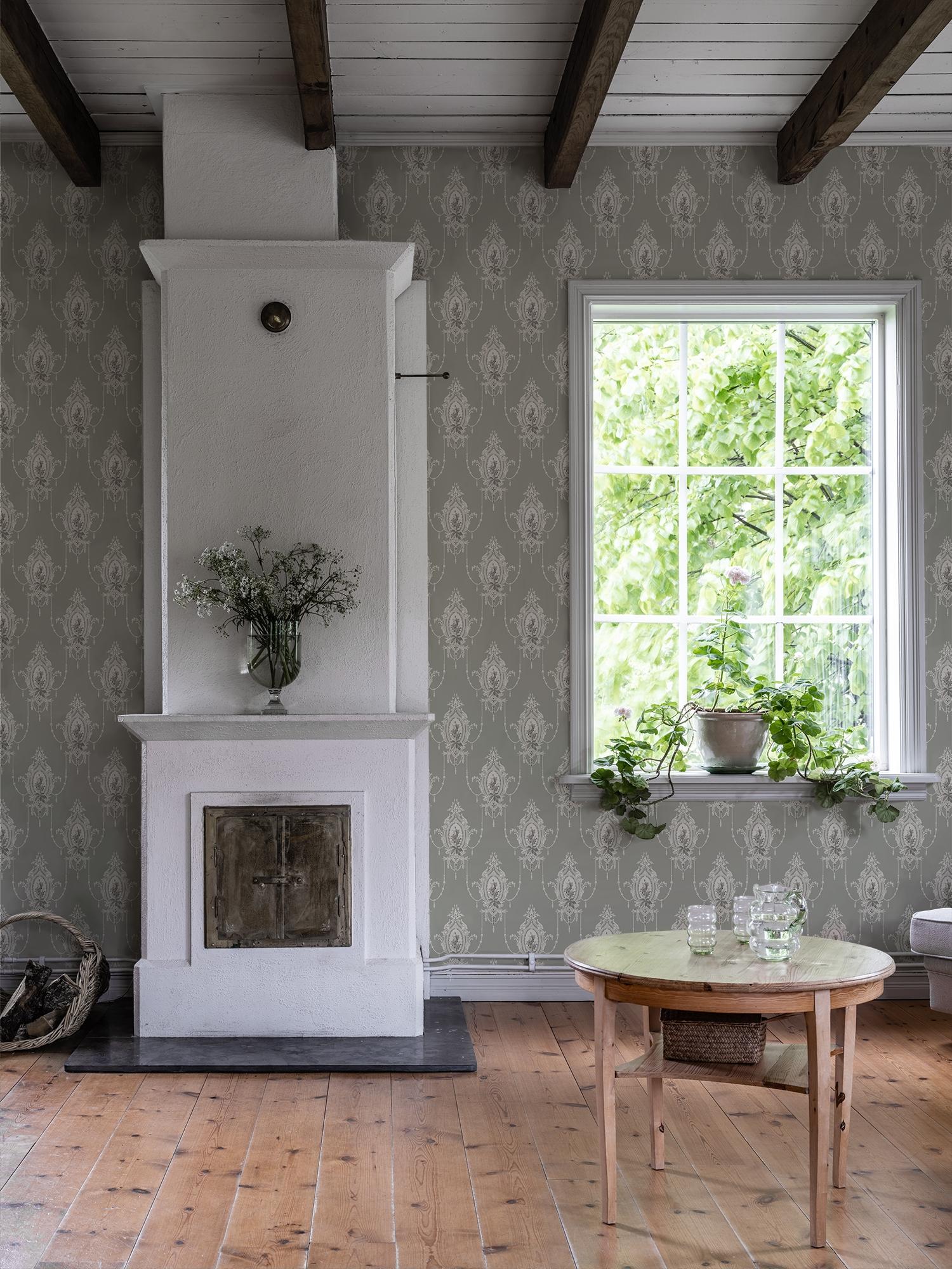 Edsbyn Grön tapet med medaljonger mönster i grön. Från kollektionen Gammalsvenska klassiker 1850–1950. Nonwoven-material med rak passning. City-stil. Passar i vardagsrum och matsal.