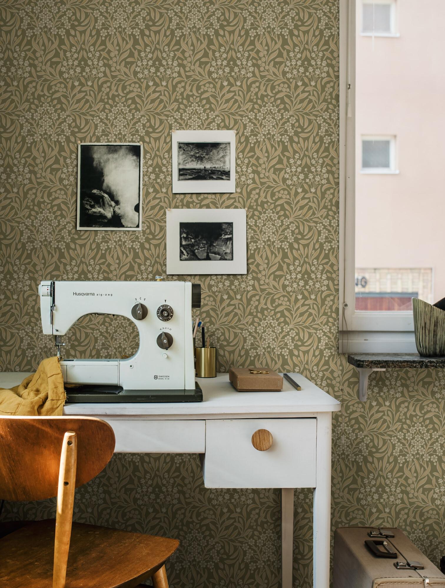 Kryddhyllan tapet med botaniskt, blommigt mönster i grön. Från kollektionen Alla Tiders Hus. Nonwoven-material med rak passning. Passar i vardagsrum, matsal och kök.