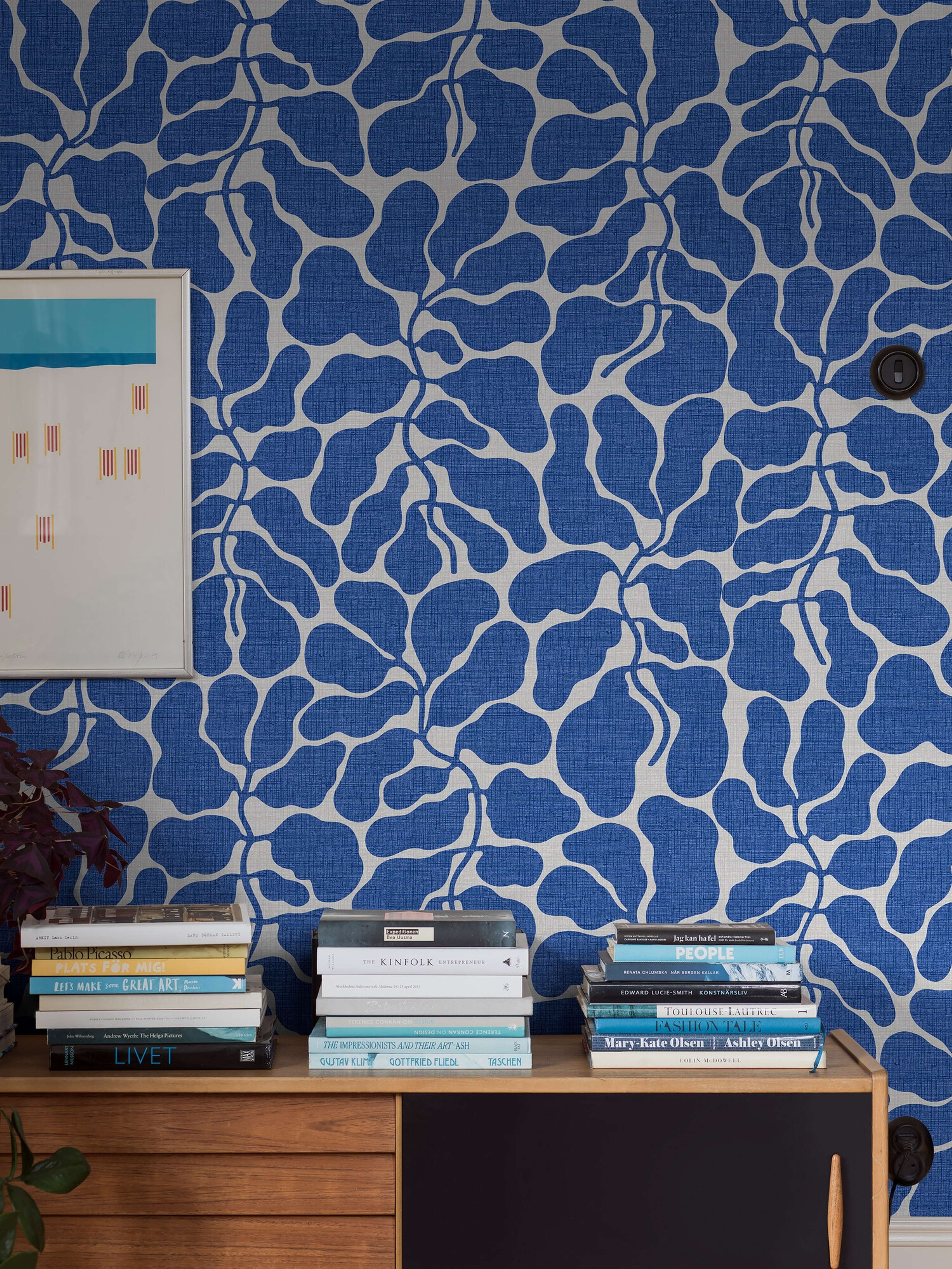 My Secret Garden blå, tapet tapet med botaniskt, grafiskt, retro mönster i blå. Från kollektionen swedish designers. Nonwoven-material med förskjuten passning.​​​​‌﻿‍﻿​‍​‍‌‍﻿﻿‌﻿​‍‌‍‍‌‌‍‌﻿‌‍‍‌‌‍﻿‍​‍​‍​﻿‍‍​‍​‍‌﻿​﻿‌‍​‌‌‍﻿‍‌‍‍‌‌﻿‌​‌﻿‍‌​‍﻿‍‌‍‍‌‌‍﻿﻿​‍​‍​‍﻿​​‍​‍‌‍‍​‌﻿​‍‌‍‌‌‌‍‌‍​‍​‍​﻿‍‍​‍​‍‌‍‍​‌﻿‌​‌﻿‌​‌﻿​​‌﻿​﻿​﻿‍‍​‍﻿﻿​‍﻿﻿‌﻿‌﻿‌﻿‌﻿‌﻿‌﻿​‍﻿‍‌‍​﻿‌‍﻿﻿‌‍﻿​‌‍﻿﻿‌﻿​‍‌‍​‌‌‍﻿‌‌‍​‌​‍﻿‍‌﻿​﻿‌‍‌‌​‍﻿﻿‌﻿​﻿‌﻿‌​‌﻿‌‌‌‍‌​‌‍‍‌‌‍﻿﻿​‍﻿﻿‌‍‍‌‌‍﻿‍‌﻿‌​‌‍‌‌‌‍﻿‍‌﻿‌​​‍﻿﻿‌‍‌‌‌‍‌​‌‍‍‌‌﻿‌​​‍﻿﻿‌‍﻿‌‌‍﻿﻿‌‍‌​‌‍‌‌​﻿﻿‌‌﻿​​‌﻿​‍‌‍‌‌‌﻿​﻿‌‍‌‌‌‍﻿‍‌﻿‌​‌‍​‌‌﻿‌​‌‍‍‌‌‍﻿﻿‌‍﻿‍​﻿‍﻿‌‍‍‌‌‍‌​​﻿﻿‌‌‍‍‌‌‍﻿‌‌‍​‌‌‍‌﻿‌‍‌‌​‍﻿‌‌‍​﻿​﻿‍​​﻿​‍‌‍‌‌​﻿​‍​﻿​﻿‌‍​‍​﻿‌﻿​﻿​​​﻿​‍‌‍​﻿‌‍‌‍​﻿‌​​﻿‌﻿​﻿​‌​﻿‌​​﻿​‌​﻿​﻿‌‍‌‍​﻿‍​​﻿‍​​﻿‌‌​﻿‌​​﻿‍‌​﻿‌​‌‍​‌​﻿‌​​﻿​‍​﻿‌​​﻿​﻿​﻿​‌‌‍‌​‌‍‌​‌‍‌​​﻿‌﻿​﻿​﻿​﻿‌​​﻿‌﻿​﻿​﻿‌‍‌‍​‍﻿‌​﻿​‌​﻿‌‌​﻿​​​﻿​​‌﻿‍​​﻿​‍​﻿​​​﻿​​​﻿​​​‍﻿‌‌‍‍‍‌﻿​​‌‍‌﻿​﻿‍﻿‌﻿‌​‌﻿‍‌‌﻿​​‌‍‌‌​﻿﻿‌‌﻿​﻿‌‍​‌‌‍﻿‍‌‍‍‌‌﻿‌​‌﻿‍‌​‍﻿‍‌‍‍‌‌‍﻿‌‌‍​‌‌‍‌﻿‌‍‌‌‌​​‌‌﻿​﻿‌﻿​﻿‌‍‌‌‌﻿‌​​﻿‍﻿‌﻿​​‌‍​‌‌﻿‌​‌‍‍​​﻿﻿‌‌‍​‌‌‍﻿​‌﻿‌​‌‌‌​‌‍‌‌‌﻿‍​‌﻿‌​​﻿﻿﻿‌‍​‍‌‍​‌‌﻿​﻿‌‍‌‌‌‌‌‌‌﻿​‍‌‍﻿​​﻿﻿‌‌‍‍​‌﻿‌​‌﻿‌​‌﻿​​‌﻿​﻿​‍‌‌​﻿​﻿‌​​‌​‍‌‌​﻿​‍‌​‌‍​‍‌‌​﻿​‍‌​‌‍‌﻿‌﻿‌﻿‌﻿‌﻿‌﻿​‍﻿‍‌‍​﻿‌‍﻿﻿‌‍﻿​‌‍﻿﻿‌﻿​‍‌‍​‌‌‍﻿‌‌‍​‌​‍﻿‍‌﻿​﻿‌‍‌‌​‍‌‌​﻿​‍‌​‌‍‌﻿​﻿‌﻿‌​‌﻿‌‌‌‍‌​‌‍‍‌‌‍﻿﻿​‍‌‍‌‍‍‌‌‍‌​​﻿﻿‌‌‍‍‌‌‍﻿‌‌‍​‌‌‍‌﻿‌‍‌‌​‍﻿‌‌‍​﻿​﻿‍​​﻿​‍‌‍‌‌​﻿​‍​﻿​﻿‌‍​‍​﻿‌﻿​﻿​​​﻿​‍‌‍​﻿‌‍‌‍​﻿‌​​﻿‌﻿​﻿​‌​﻿‌​​﻿​‌​﻿​﻿‌‍‌‍​﻿‍​​﻿‍​​﻿‌‌​﻿‌​​﻿‍‌​﻿‌​‌‍​‌​﻿‌​​﻿​‍​﻿‌​​﻿​﻿​﻿​‌‌‍‌​‌‍‌​‌‍‌​​﻿‌﻿​﻿​﻿​﻿‌​​﻿‌﻿​﻿​﻿‌‍‌‍​‍﻿‌​﻿​‌​﻿‌‌​﻿​​​﻿​​‌﻿‍​​﻿​‍​﻿​​​﻿​​​﻿​​​‍﻿‌‌‍‍‍‌﻿​​‌‍‌﻿​‍‌‍‌﻿‌​‌﻿‍‌‌﻿​​‌‍‌‌​﻿﻿‌‌﻿​﻿‌‍​‌‌‍﻿‍‌‍‍‌‌﻿‌​‌﻿‍‌​‍﻿‍‌‍‍‌‌‍﻿‌‌‍​‌‌‍‌﻿‌‍‌‌‌​​‌‌﻿​﻿‌﻿​﻿‌‍‌‌‌﻿‌​​‍‌‍‌﻿​​‌‍​‌‌﻿‌​‌‍‍​​﻿﻿‌‌‍​‌‌‍﻿​‌﻿‌​‌‌‌​‌‍‌‌‌﻿‍​‌﻿‌​​‍‌‍‌﻿​​‌‍‌‌‌﻿​‍‌﻿​﻿‌﻿​​‌‍‌‌‌‍​﻿‌﻿‌​‌‍‍‌‌﻿‌‍‌‍‌‌​﻿﻿‌‌﻿​​‌﻿‌‌‌‍​‍‌‍﻿​‌‍‍‌‌﻿​﻿‌‍‍​‌‍‌‌‌‍‌​​‍​‍‌﻿﻿‌