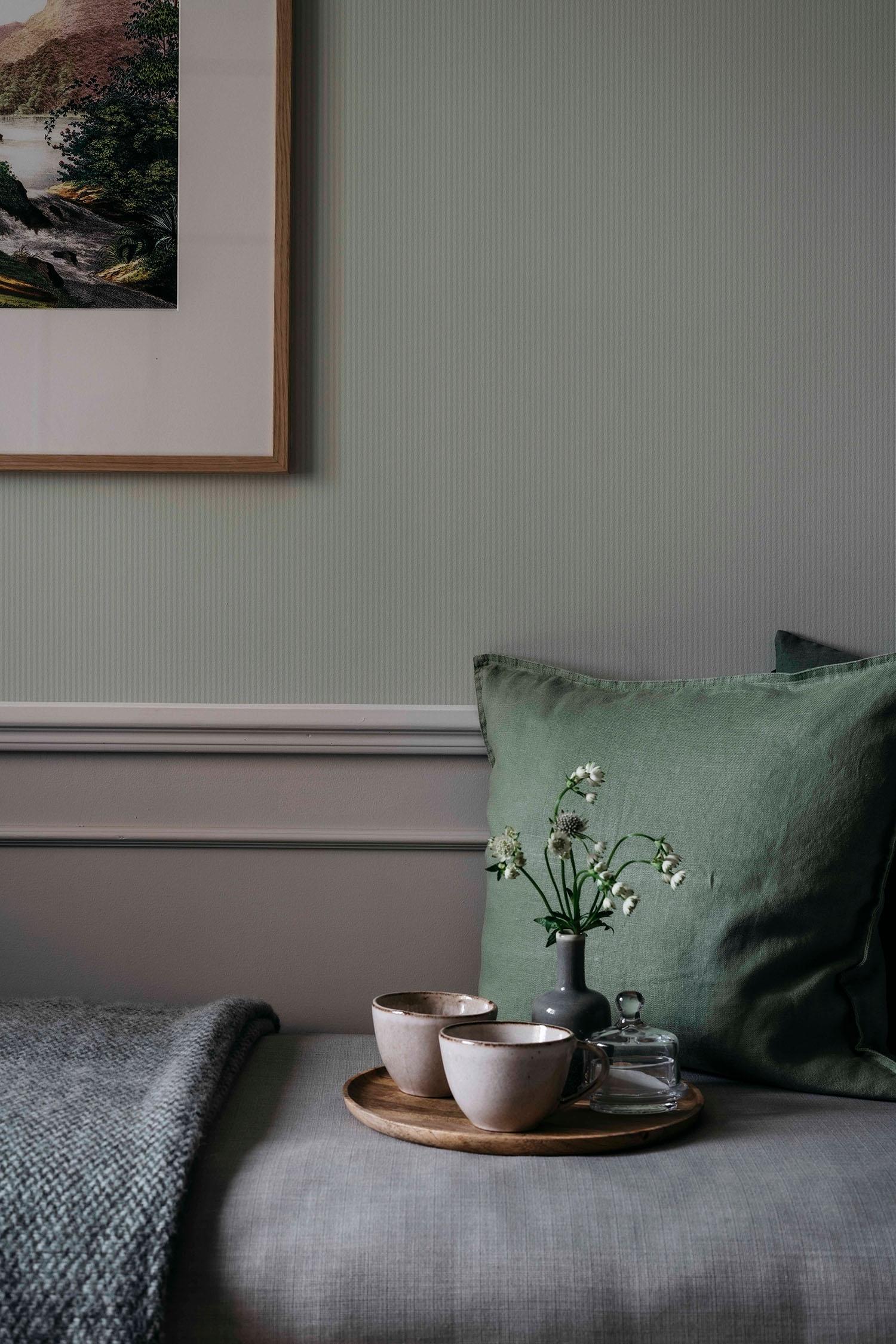 Arvid, Ljusgrön tapet med randigt mönster i grön. Från kollektionen enfargadochrandig. Nonwoven-material med ingen mönsterpassning.