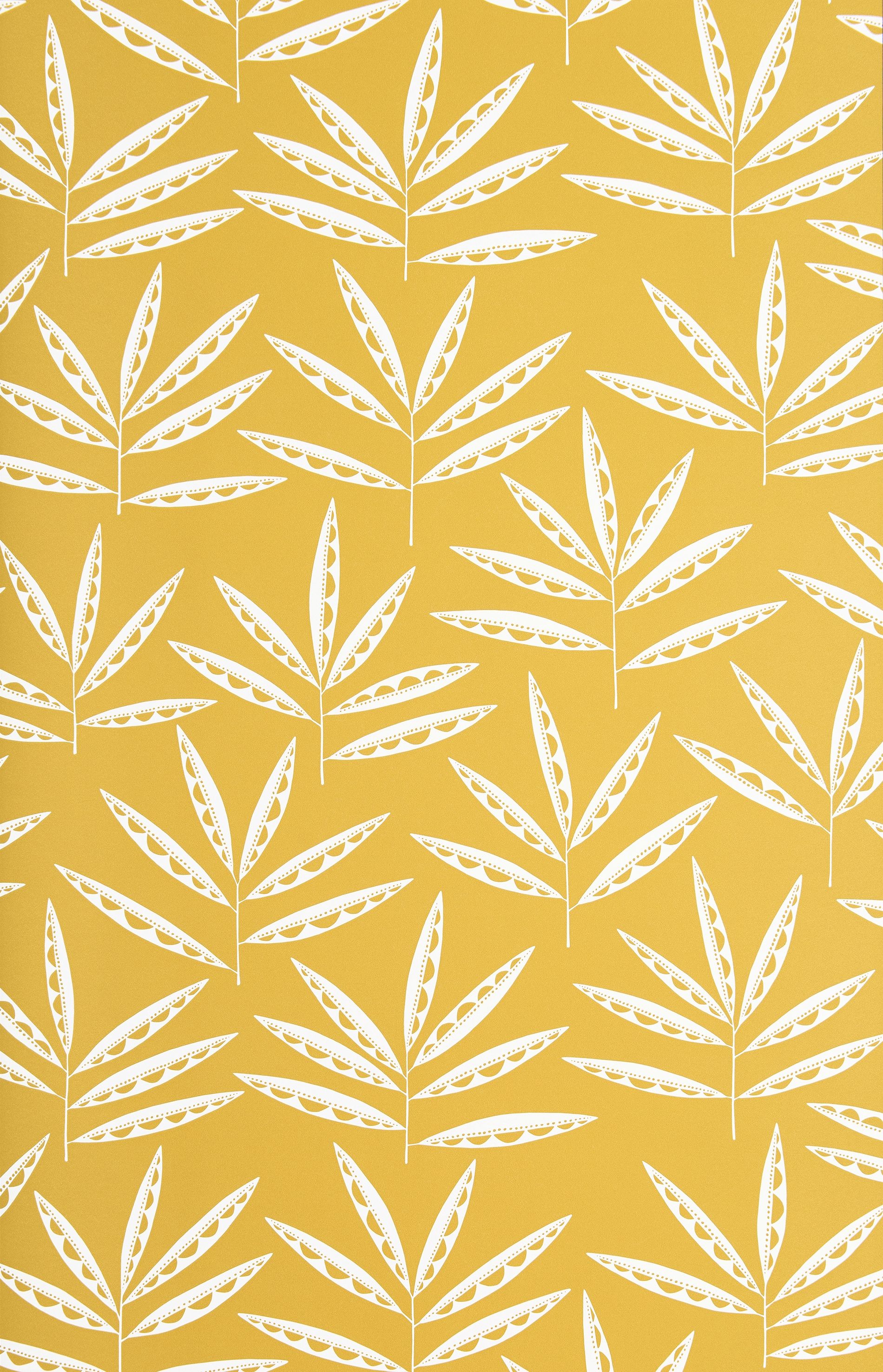 Pea Pods tapet från Midbec med botaniskt, retro mönster i gul. Från kollektionen Seven Sisters. Nonwoven-material med förskjuten passning.