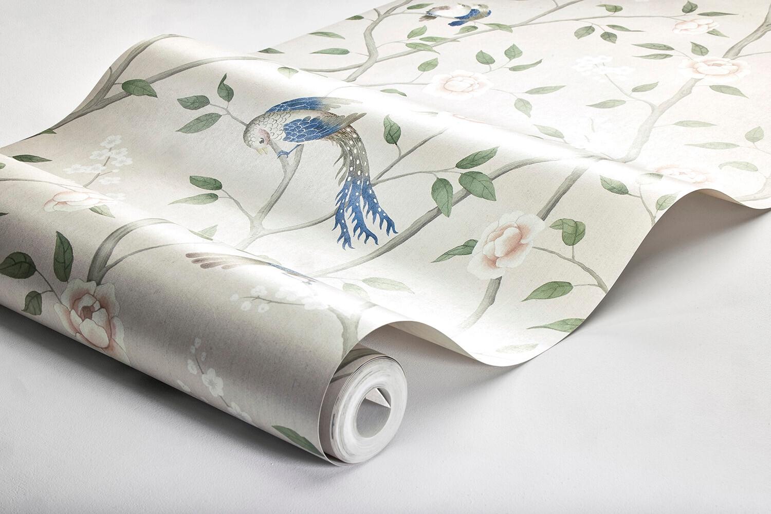 Paradise Birds tapet tapet med djur, blommigt mönster i beige. Från kollektionen Dreamy Escape. Nonwoven-material med förskjuten passning. Passar i vardagsrum och matsal.