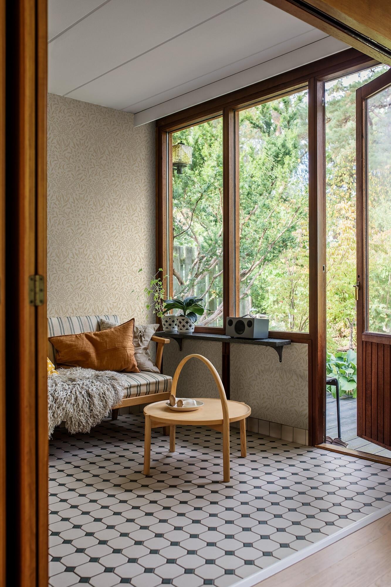 Kryddhyllan tapet med botaniskt, blommigt mönster i beige. Från kollektionen Alla Tiders Hus. Nonwoven-material med rak passning. Passar i vardagsrum, matsal och kök.