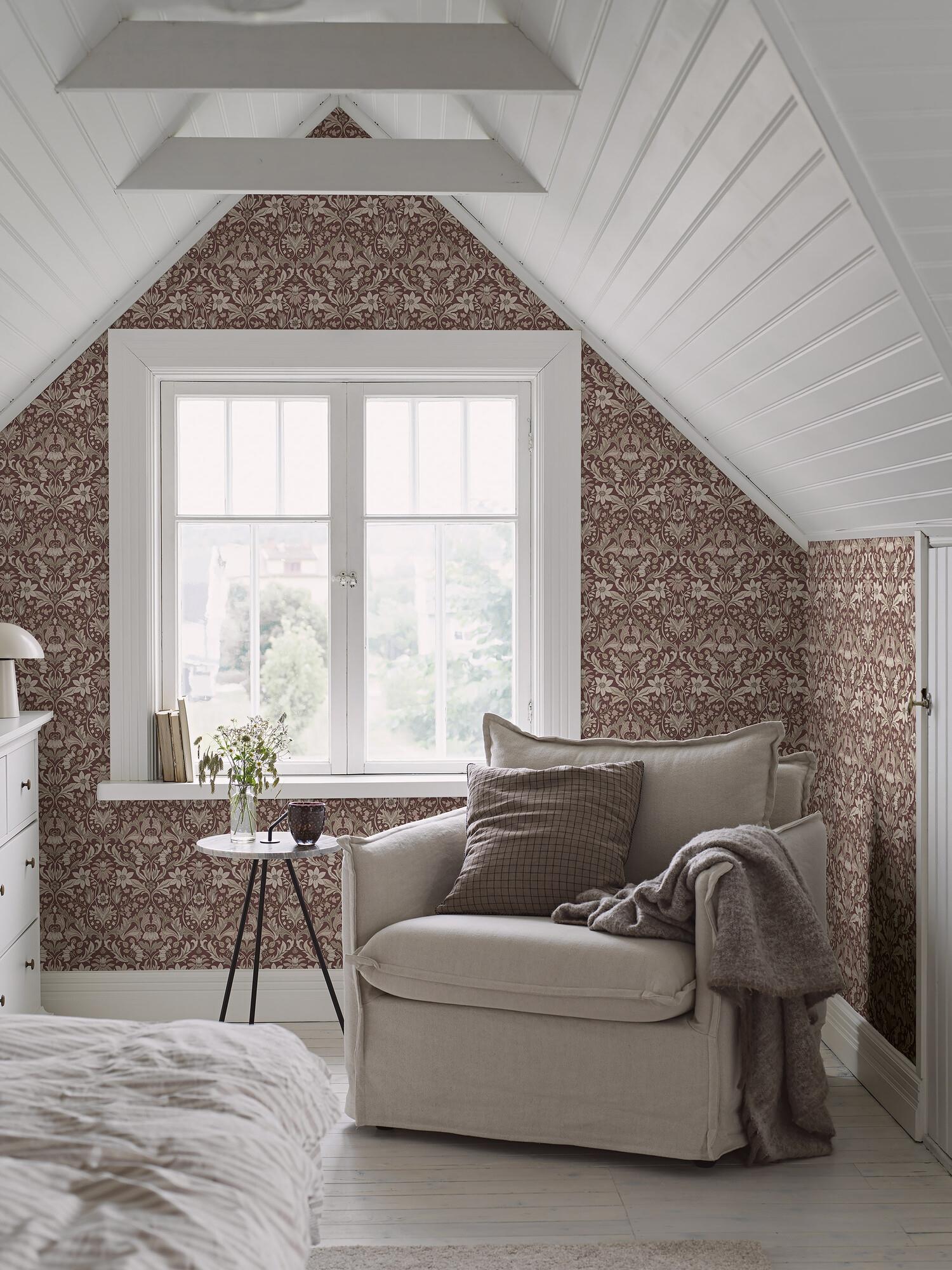 Blomsterfröjd tapet med blommigt mönster i röd. Från kollektionen timeless traditions. Nonwoven-material med rak passning.