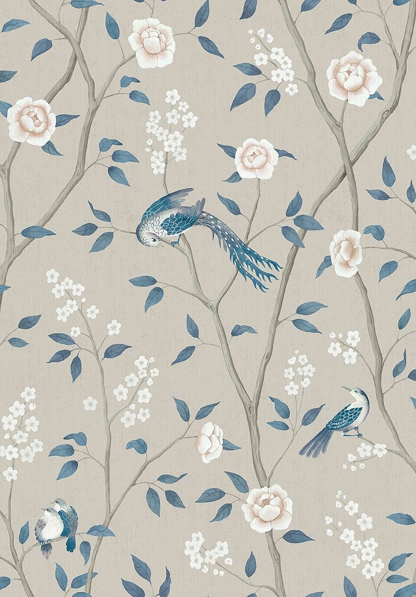 Paradise Birds, tapet tapet med blommigt, naturochlandskap mönster i vit och blå. Från kollektionen Blue & White. Nonwoven-material med förskjuten passning. Passar i sovrum.