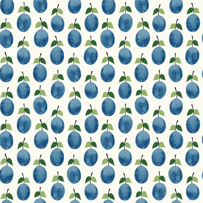 Stig Lindberg Prunus tapet med botaniskt, retro mönster i blå. Från kollektionen Scandinavian Designers III. Nonwoven-material med rak passning.