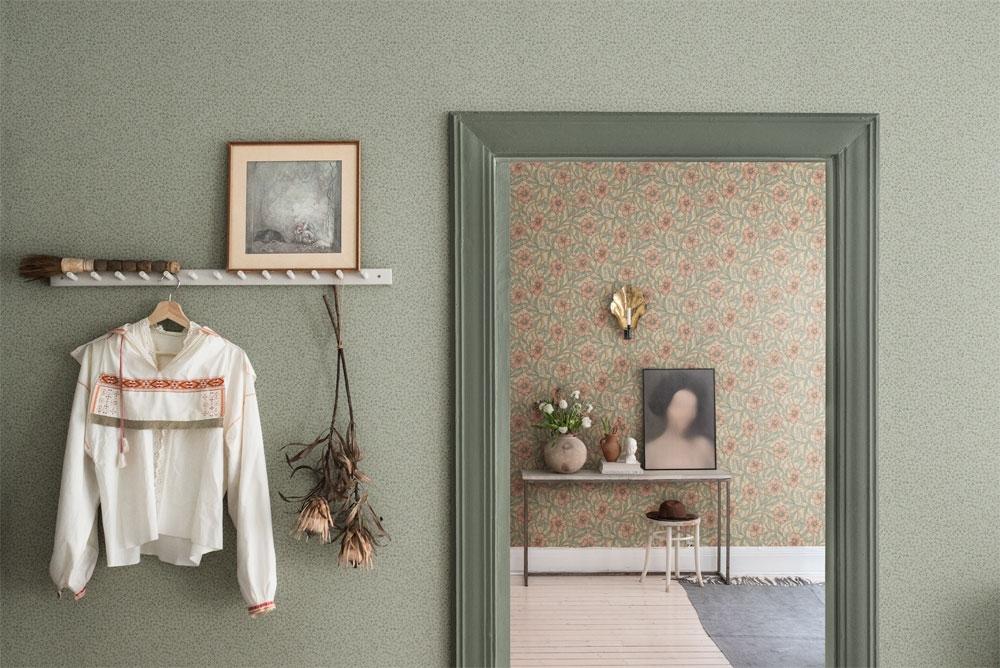 Sarah storblommig, ljus tapet från Midbec med blommigt mönster i vit. Från kollektionen Lyckebo. Nonwoven-material med rak passning.