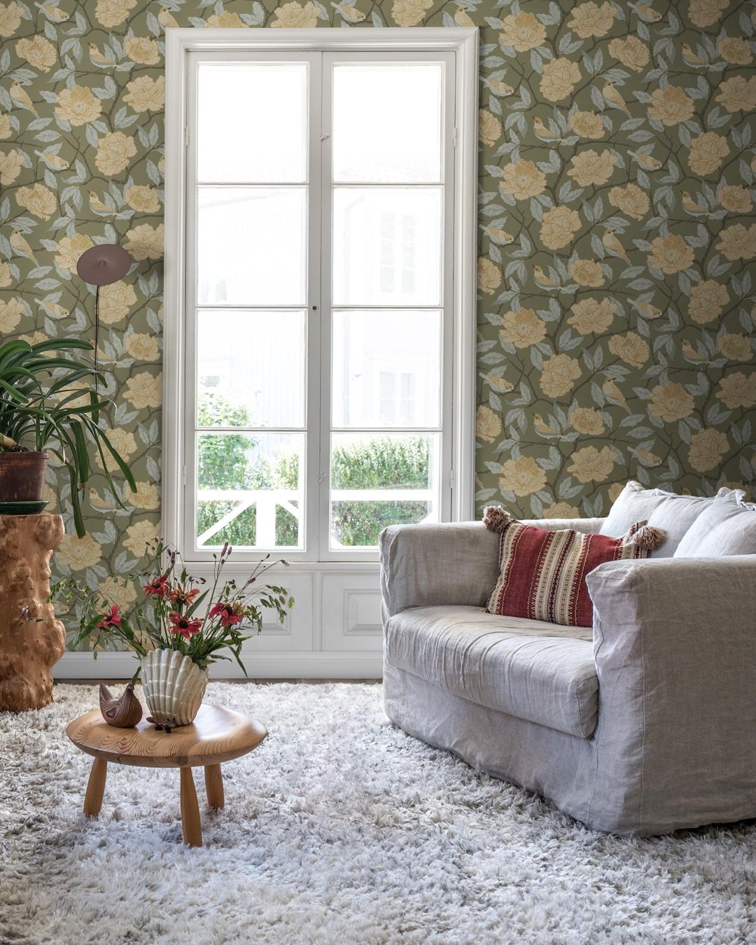 Bernadina tapet med blommigt mönster i grön. Från kollektionen Fågelsång. Nonwoven-material med förskjuten passning.