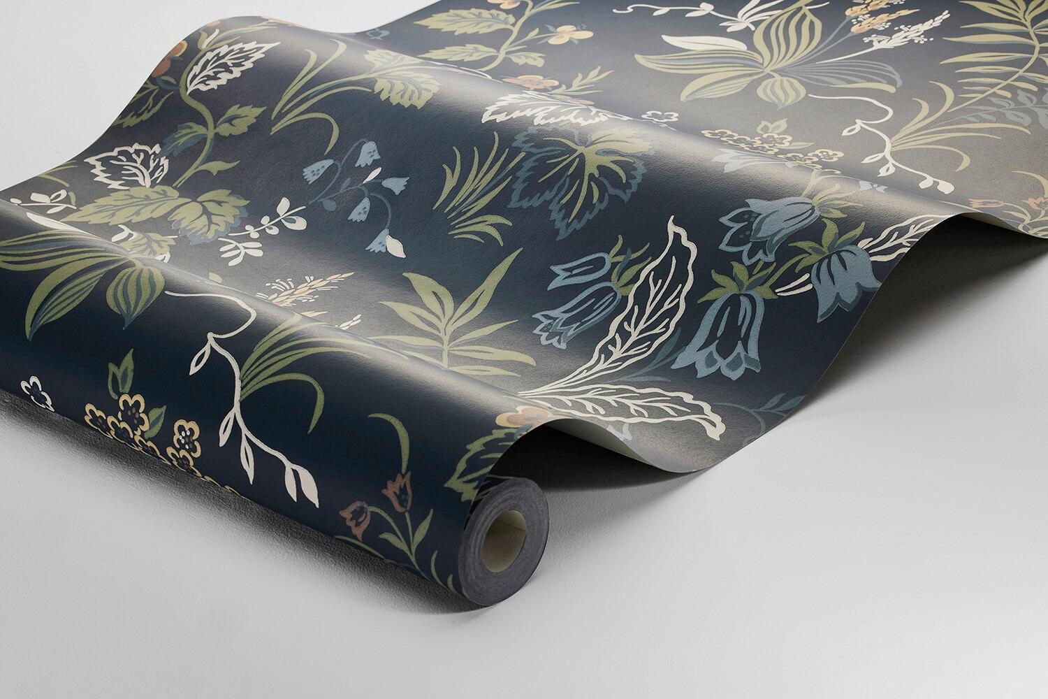 Folklore tapet med blommigt mönster i blå. Från kollektionen timeless traditions. Nonwoven-material med förskjuten passning. Country-stil.