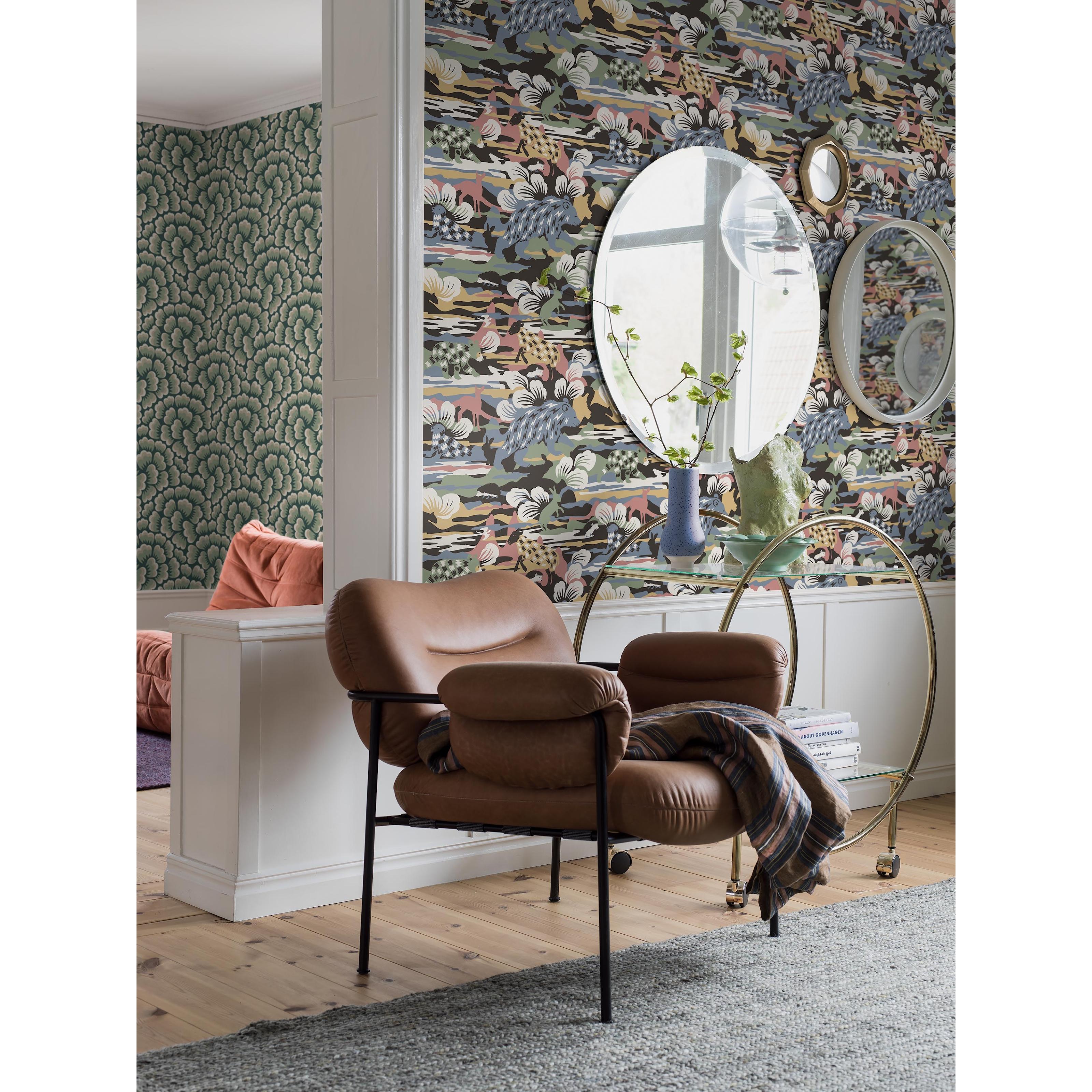 Hanna Werning Nomad, tapet tapet med blommigt mönster. Från kollektionen swedish designers. Nonwoven-material med förskjuten passning.