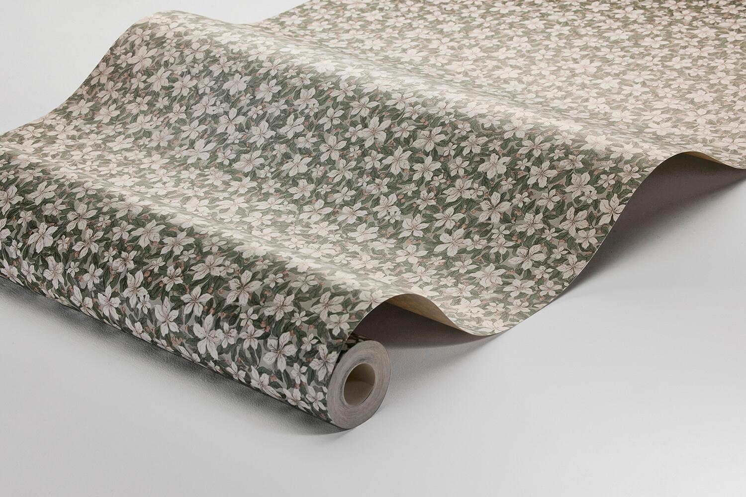 Skogsblomst tapet med blommigt mönster i grön och beige. Från kollektionen timeless traditions. Nonwoven-material med rak passning. Country-stil.