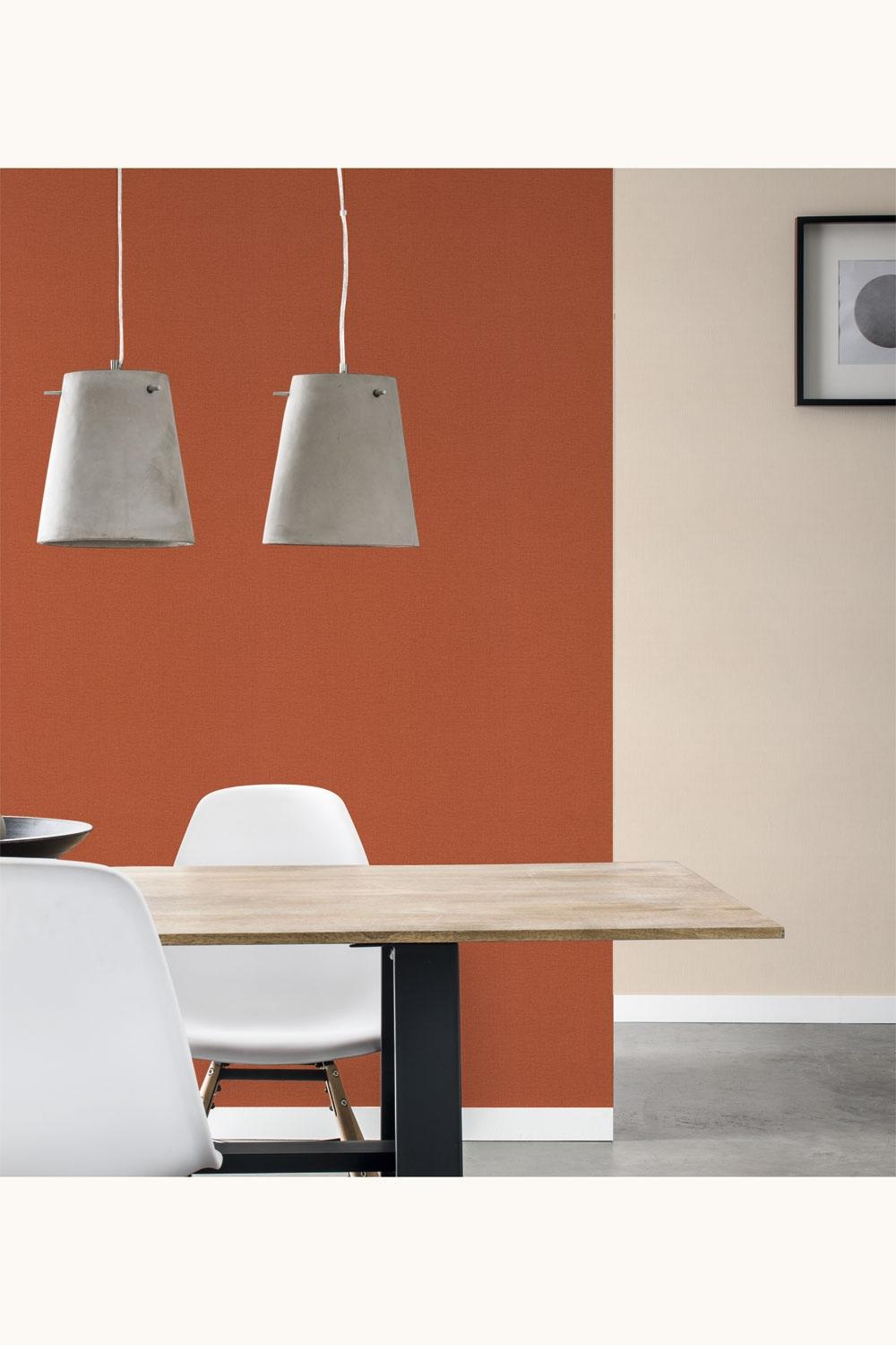 Collage, orange tapet tapet enfärgad i orange. Från kollektionen Collage. Nonwoven-material.