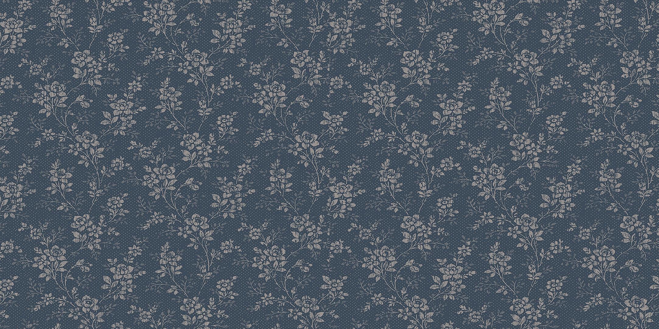 Hip Rose tapet från Boråstapeter med blommigt mönster i blå. Från kollektionen Woodland. Nonwoven-material med förskjuten passning. Country, city-stil.