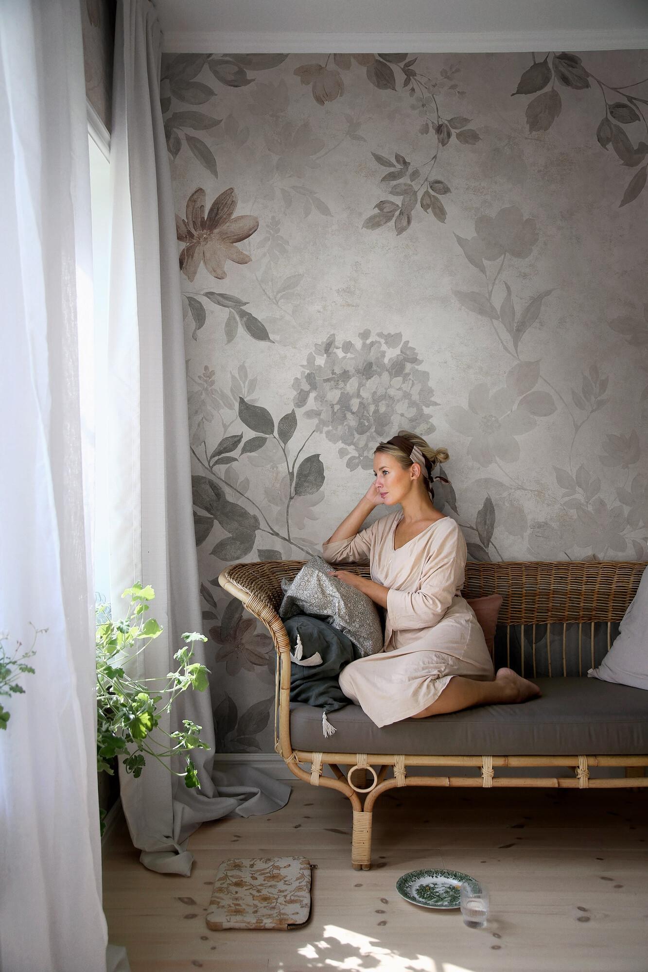 Florence Mural blommönster i dämpat grått tapet med blommigt mönster i vit. Från kollektionen Cottage Garden. Nonwoven-material med rak passning. Passar i vardagsrum, matsal och hall.