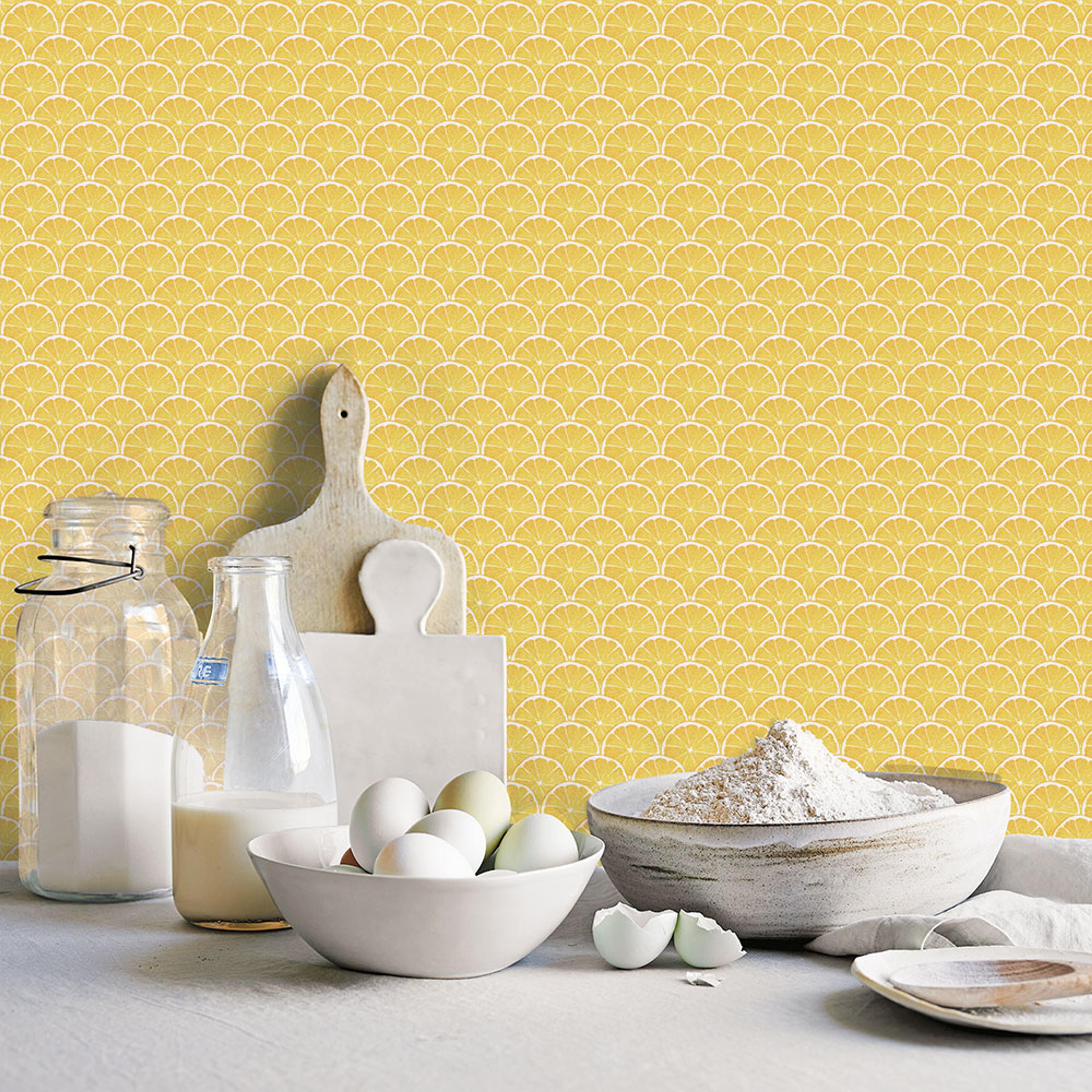 Lemon Scallop tapet i gul. Från kollektionen Just Kitchens. Nonwoven-material med rak passning.