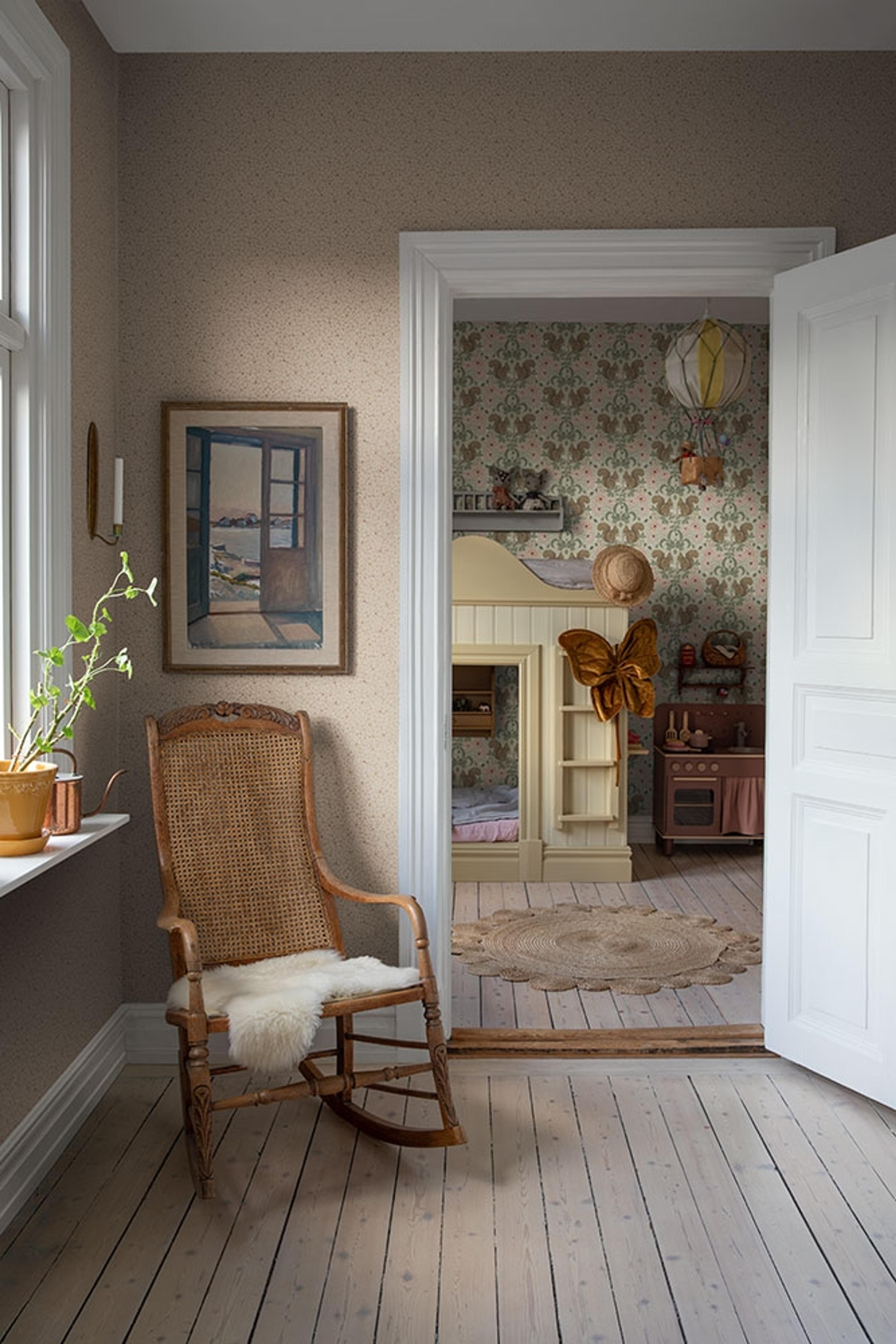 Clover småbladig, rosa tapet med botaniskt mönster i rosa. Från kollektionen Grönhaga. Nonwoven-material med rak passning. Passar i barnrum.​​​​‌﻿‍﻿​‍​‍‌‍﻿﻿‌﻿​‍‌‍‍‌‌‍‌﻿‌‍‍‌‌‍﻿‍​‍​‍​﻿‍‍​‍​‍‌﻿​﻿‌‍​‌‌‍﻿‍‌‍‍‌‌﻿‌​‌﻿‍‌​‍﻿‍‌‍‍‌‌‍﻿﻿​‍​‍​‍﻿​​‍​‍‌‍‍​‌﻿​‍‌‍‌‌‌‍‌‍​‍​‍​﻿‍‍​‍​‍‌‍‍​‌﻿‌​‌﻿‌​‌﻿​​‌﻿​﻿​﻿‍‍​‍﻿﻿​‍﻿﻿‌﻿‌﻿‌﻿‌﻿‌﻿‌﻿​‍﻿‍‌‍​﻿‌‍﻿﻿‌‍﻿​‌‍﻿﻿‌﻿​‍‌‍​‌‌‍﻿‌‌‍​‌​‍﻿‍‌﻿​﻿‌‍‌‌​‍﻿﻿‌﻿​﻿‌﻿‌​‌﻿‌‌‌‍‌​‌‍‍‌‌‍﻿﻿​‍﻿﻿‌‍‍‌‌‍﻿‍‌﻿‌​‌‍‌‌‌‍﻿‍‌﻿‌​​‍﻿﻿‌‍‌‌‌‍‌​‌‍‍‌‌﻿‌​​‍﻿﻿‌‍﻿‌‌‍﻿﻿‌‍‌​‌‍‌‌​﻿﻿‌‌﻿​​‌﻿​‍‌‍‌‌‌﻿​﻿‌‍‌‌‌‍﻿‍‌﻿‌​‌‍​‌‌﻿‌​‌‍‍‌‌‍﻿﻿‌‍﻿‍​﻿‍﻿‌‍‍‌‌‍‌​​﻿﻿‌‌‍‍‌‌‍﻿‌‌‍​‌‌‍‌﻿‌‍‌‌​‍﻿‌‌‍‌​​﻿​‍‌‍‌‌​﻿​‌‌‍‌​‌‍​‍‌‍‌​​﻿​﻿​﻿‌‌​﻿​​‌‍​‌​﻿​﻿‌‍​‍​﻿‍​‌‍‌‌‌‍‌‍​﻿‍‌​﻿‍‌‌‍‌‌‌‍​﻿​﻿‌‌‌‍‌‍​﻿‌﻿‌‍​‍​﻿​​‌‍​‍​﻿‌‌​﻿‍​​﻿‌‌‌‍​‍‌‍‌​​﻿​‌​﻿‌‌​﻿‌​‌‍‌​‌‍​﻿‌‍‌​‌‍‌‍‌‍​﻿​﻿‌‌​‍﻿‌​﻿‌‍​﻿‌‍​﻿‌﻿‌﻿‍​​﻿​‌​﻿​​​﻿​​​﻿​​​‍﻿‌‌‍‍‍‌﻿​​‌‍‌﻿​﻿‍﻿‌﻿‌​‌﻿‍‌‌﻿​​‌‍‌‌​﻿﻿‌‌﻿​﻿‌‍​‌‌‍﻿‍‌‍‍‌‌﻿‌​‌﻿‍‌​‍﻿‍‌‍‍‌‌‍﻿‌‌‍​‌‌‍‌﻿‌‍‌‌‌​​‌‌﻿​﻿‌﻿​﻿‌‍‌‌‌﻿‌​​﻿‍﻿‌﻿​​‌‍​‌‌﻿‌​‌‍‍​​﻿﻿‌‌‍​‌‌‍﻿​‌﻿‌​‌‌‌​‌‍‌‌‌﻿‍​‌﻿‌​​﻿﻿﻿‌‍​‍‌‍​‌‌﻿​﻿‌‍‌‌‌‌‌‌‌﻿​‍‌‍﻿​​﻿﻿‌‌‍‍​‌﻿‌​‌﻿‌​‌﻿​​‌﻿​﻿​‍‌‌​﻿​﻿‌​​‌​‍‌‌​﻿​‍‌​‌‍​‍‌‌​﻿​‍‌​‌‍‌﻿‌﻿‌﻿‌﻿‌﻿‌﻿​‍﻿‍‌‍​﻿‌‍﻿﻿‌‍﻿​‌‍﻿﻿‌﻿​‍‌‍​‌‌‍﻿‌‌‍​‌​‍﻿‍‌﻿​﻿‌‍‌‌​‍‌‌​﻿​‍‌​‌‍‌﻿​﻿‌﻿‌​‌﻿‌‌‌‍‌​‌‍‍‌‌‍﻿﻿​‍‌‍‌‍‍‌‌‍‌​​﻿﻿‌‌‍‍‌‌‍﻿‌‌‍​‌‌‍‌﻿‌‍‌‌​‍﻿‌‌‍‌​​﻿​‍‌‍‌‌​﻿​‌‌‍‌​‌‍​‍‌‍‌​​﻿​﻿​﻿‌‌​﻿​​‌‍​‌​﻿​﻿‌‍​‍​﻿‍​‌‍‌‌‌‍‌‍​﻿‍‌​﻿‍‌‌‍‌‌‌‍​﻿​﻿‌‌‌‍‌‍​﻿‌﻿‌‍​‍​﻿​​‌‍​‍​﻿‌‌​﻿‍​​﻿‌‌‌‍​‍‌‍‌​​﻿​‌​﻿‌‌​﻿‌​‌‍‌​‌‍​﻿‌‍‌​‌‍‌‍‌‍​﻿​﻿‌‌​‍﻿‌​﻿‌‍​﻿‌‍​﻿‌﻿‌﻿‍​​﻿​‌​﻿​​​﻿​​​﻿​​​‍﻿‌‌‍‍‍‌﻿​​‌‍‌﻿​‍‌‍‌﻿‌​‌﻿‍‌‌﻿​​‌‍‌‌​﻿﻿‌‌﻿​﻿‌‍​‌‌‍﻿‍‌‍‍‌‌﻿‌​‌﻿‍‌​‍﻿‍‌‍‍‌‌‍﻿‌‌‍​‌‌‍‌﻿‌‍‌‌‌​​‌‌﻿​﻿‌﻿​﻿‌‍‌‌‌﻿‌​​‍‌‍‌﻿​​‌‍​‌‌﻿‌​‌‍‍​​﻿﻿‌‌‍​‌‌‍﻿​‌﻿‌​‌‌‌​‌‍‌‌‌﻿‍​‌﻿‌​​‍‌‍‌﻿​​‌‍‌‌‌﻿​‍‌﻿​﻿‌﻿​​‌‍‌‌‌‍​﻿‌﻿‌​‌‍‍‌‌﻿‌‍‌‍‌‌​﻿﻿‌‌﻿​​‌﻿‌‌‌‍​‍‌‍﻿​‌‍‍‌‌﻿​﻿‌‍‍​‌‍‌‌‌‍‌​​‍​‍‌﻿﻿‌