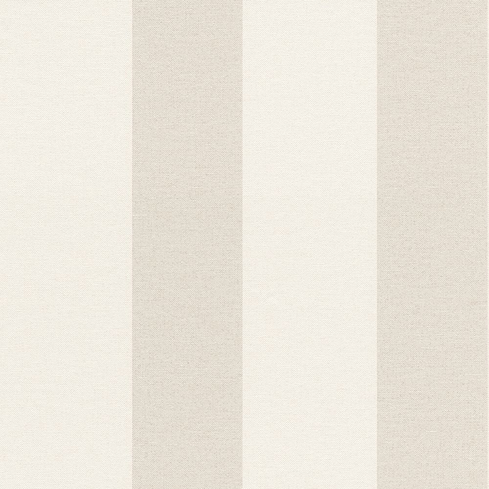 Indra 295732 tapet med randigt mönster i beige. Från kollektionen Indra. Nonwoven-material. Passar i vardagsrum och matsal.